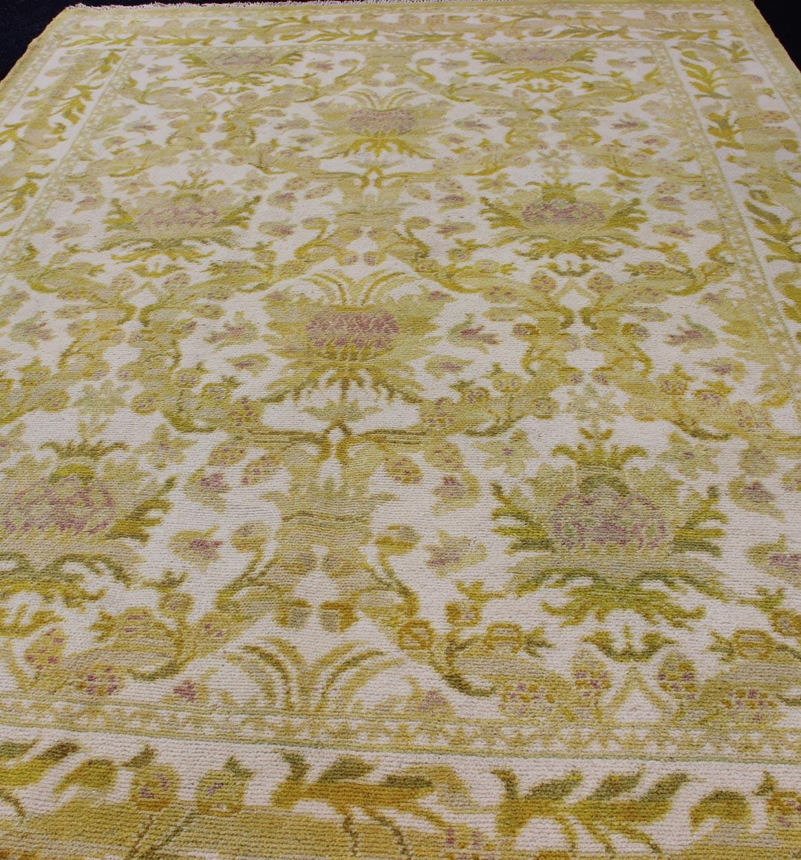 Eleganter spanischer Teppich mit floralem Muster in Goldgrün:: Säuregrün und Weiß im Zustand „Hervorragend“ im Angebot in Atlanta, GA