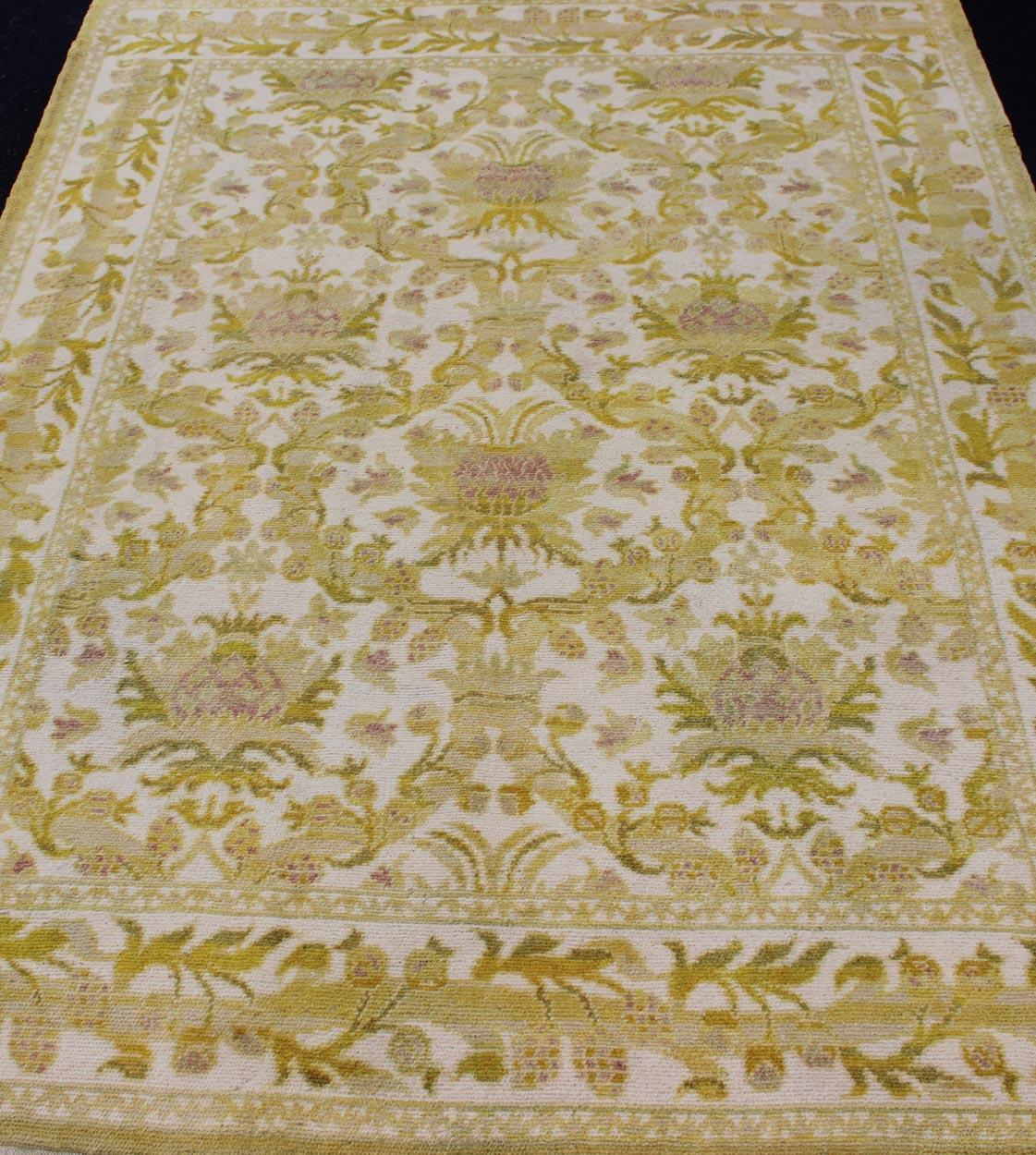 Eleganter spanischer Teppich mit floralem Muster in Goldgrün:: Säuregrün und Weiß (Mitte des 20. Jahrhunderts) im Angebot
