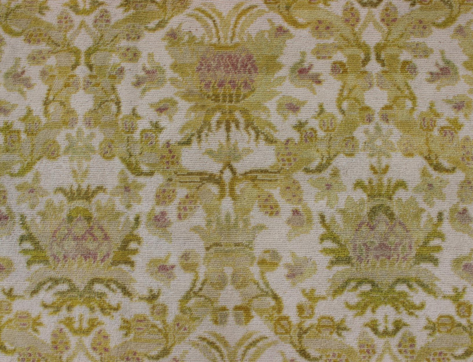 Eleganter spanischer Teppich mit floralem Muster in Goldgrün:: Säuregrün und Weiß (Wolle) im Angebot