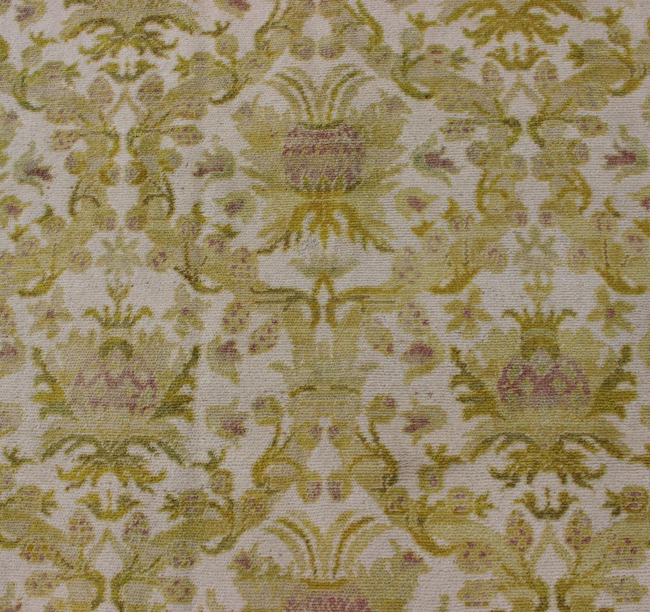 Eleganter spanischer Teppich mit floralem Muster in Goldgrün:: Säuregrün und Weiß im Angebot 1