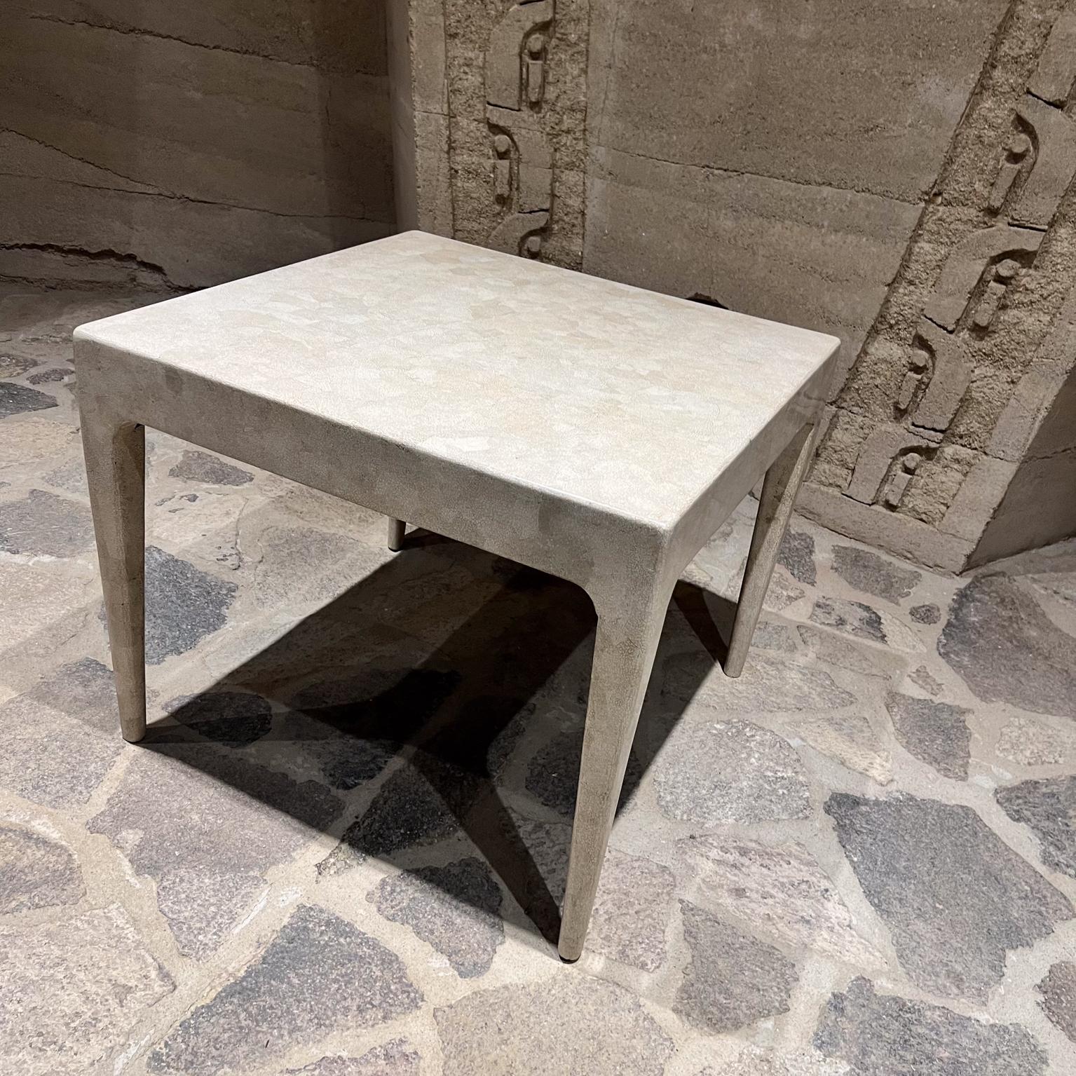 Eleganter quadratischer Beistelltisch mit Eierschalenlack im Stil von Jean-Michel Frank (Moderne der Mitte des Jahrhunderts) im Angebot
