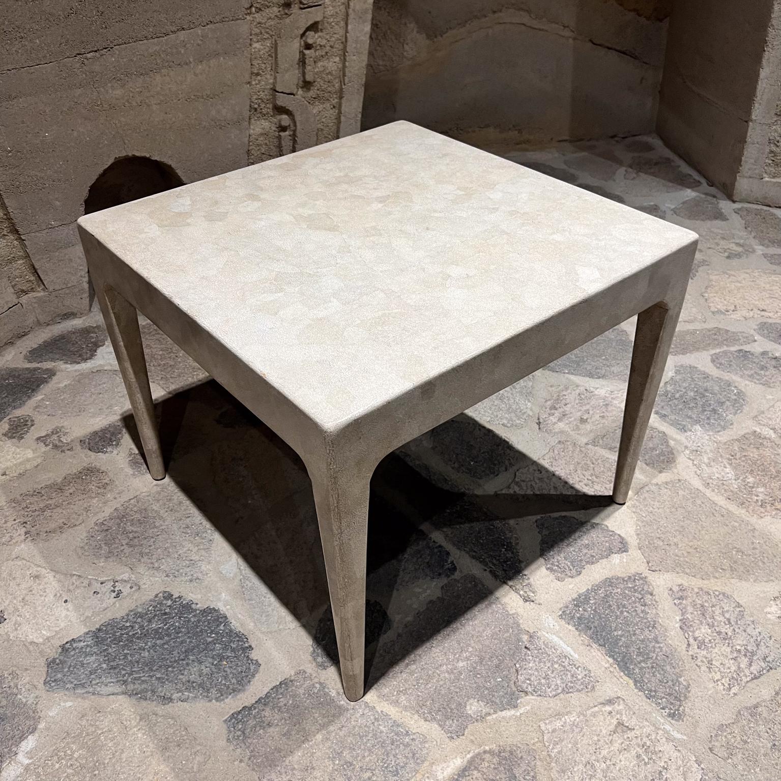 Eleganter quadratischer Beistelltisch mit Eierschalenlack im Stil von Jean-Michel Frank im Zustand „Gut“ im Angebot in Chula Vista, CA