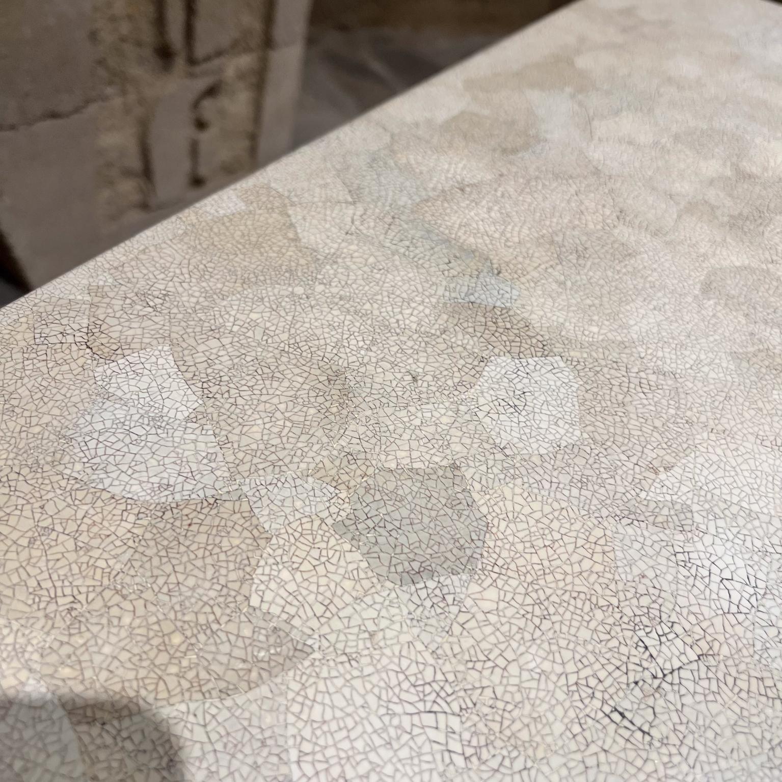 Eleganter quadratischer Beistelltisch mit Eierschalenlack im Stil von Jean-Michel Frank (20. Jahrhundert) im Angebot