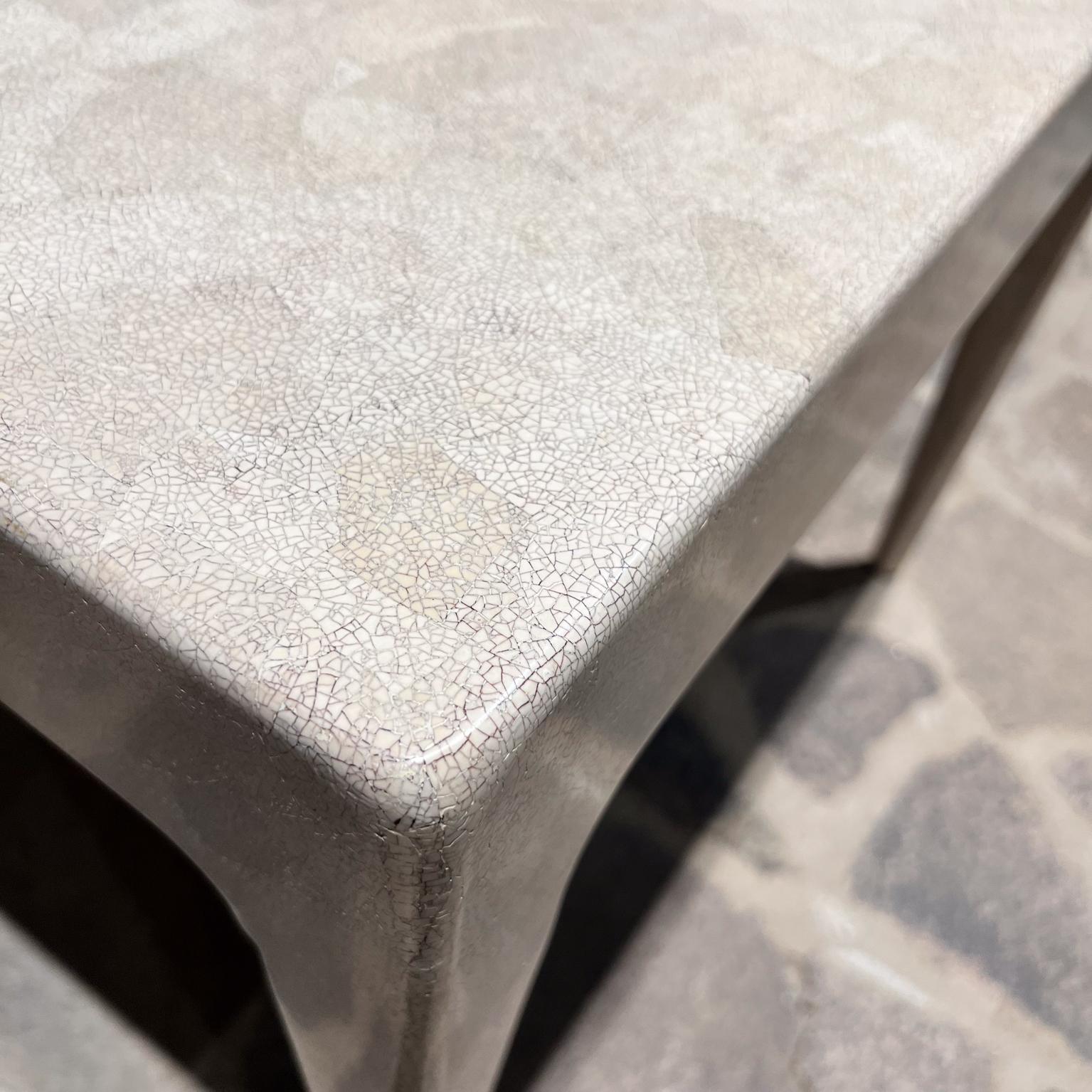 Eleganter quadratischer Beistelltisch mit Eierschalenlack im Stil von Jean-Michel Frank im Angebot 1