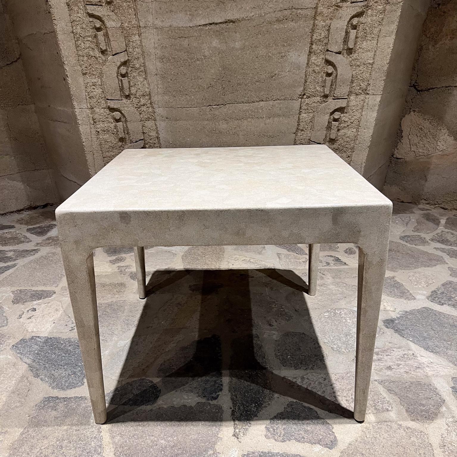 Eleganter quadratischer Beistelltisch mit Eierschalenlack im Stil von Jean-Michel Frank im Angebot 2