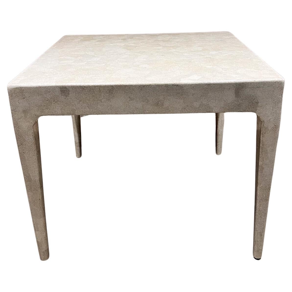 Eleganter quadratischer Beistelltisch mit Eierschalenlack im Stil von Jean-Michel Frank im Angebot