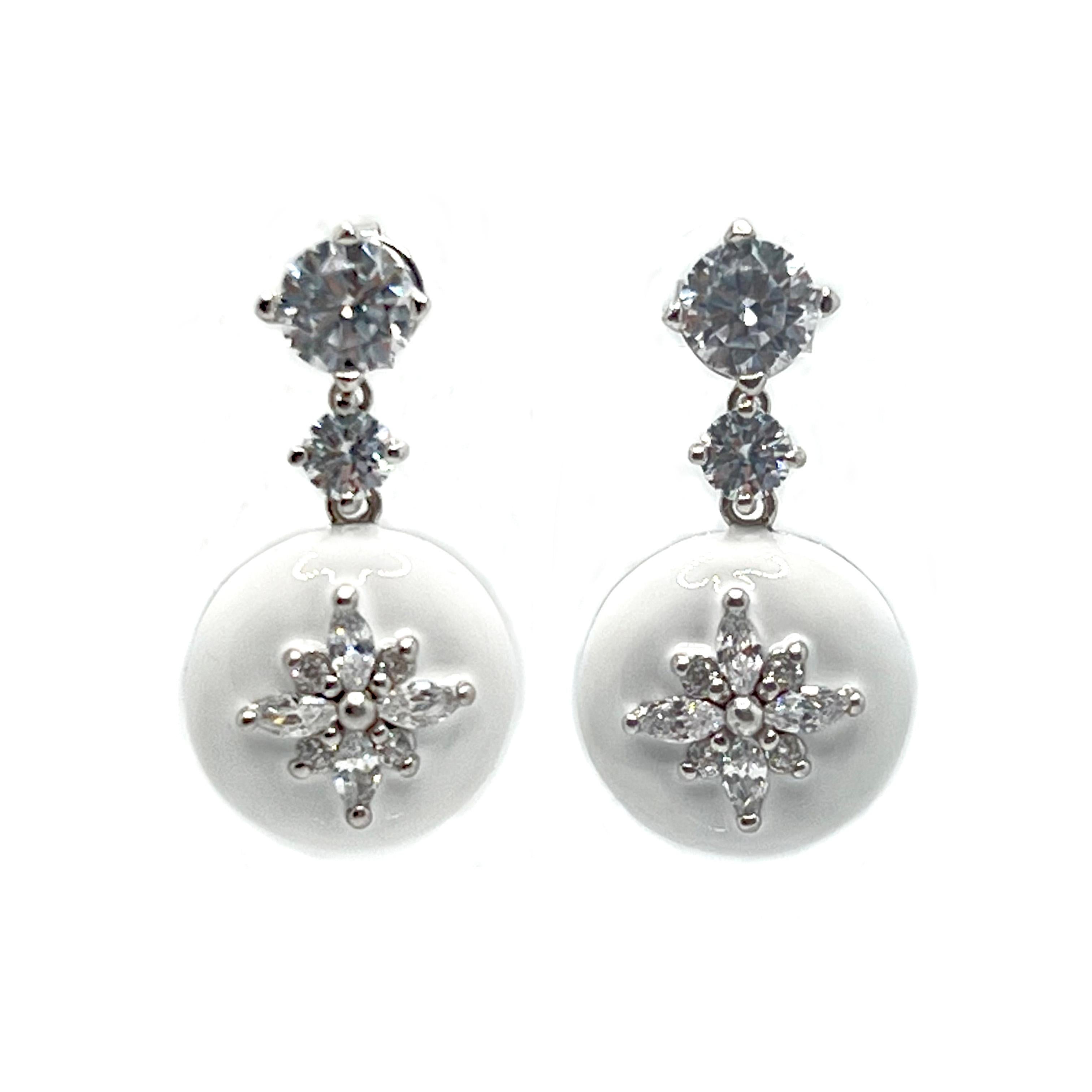 Bijoux Num Eleganti orecchini a goccia tondi bianchi con centro a forma di stella

Questi bellissimi orecchini sono caratterizzati da diamanti simulati a forma di tondo e di marchese incastonati in argento sterling placcato rodio e rifiniti con