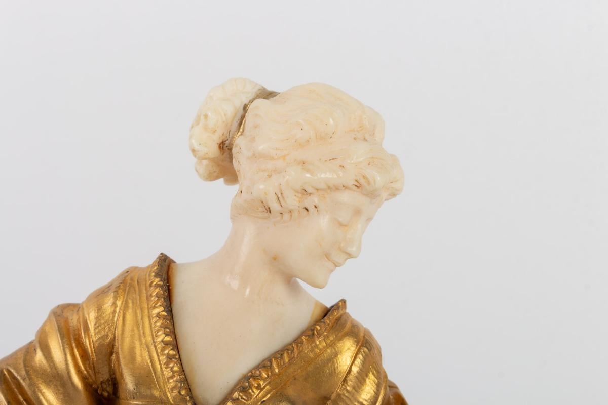 Elegant statue with mirror mounted on an onyx base.
Work dating from circa 1915.
Measures: Height 23, length 20 and width 9 cm.