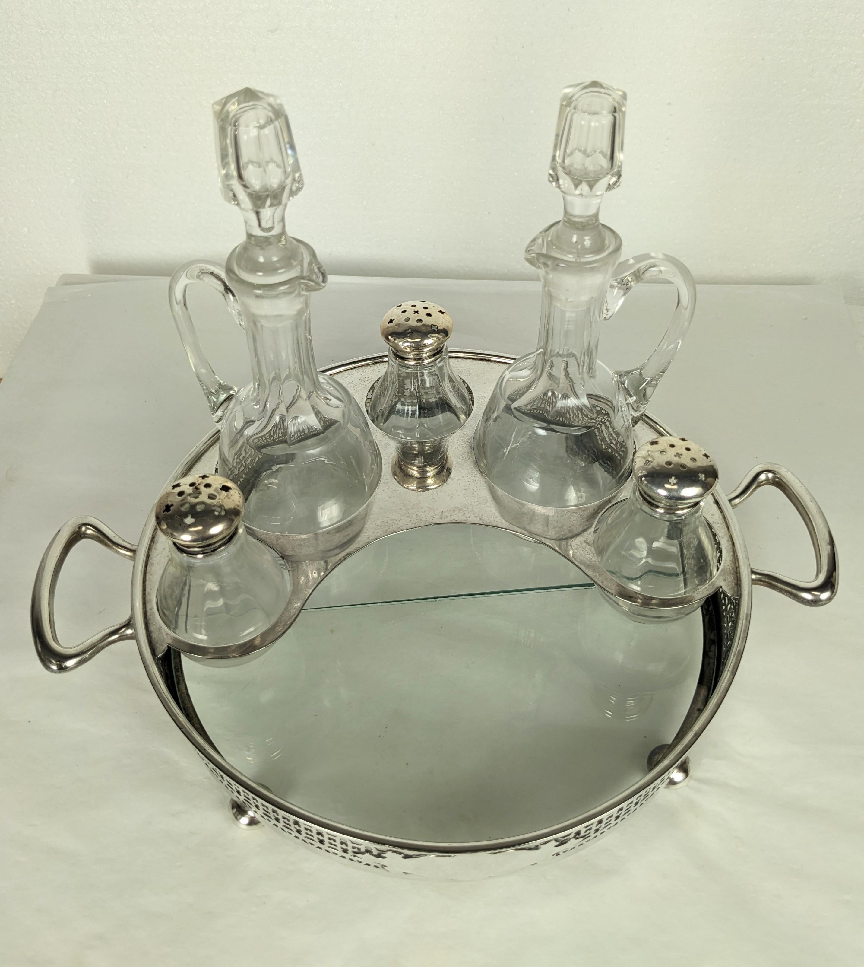 Elegantes Gewürzset aus Sterling und Glas aus den 1940er Jahren. 2 Glasgefäße und 3 Shaker aus Sterling passen in ein durchbrochenes Sterlingtablett mit abnehmbarem Glasboden. Der Durchmesser des Gallery-Tabletts beträgt 8