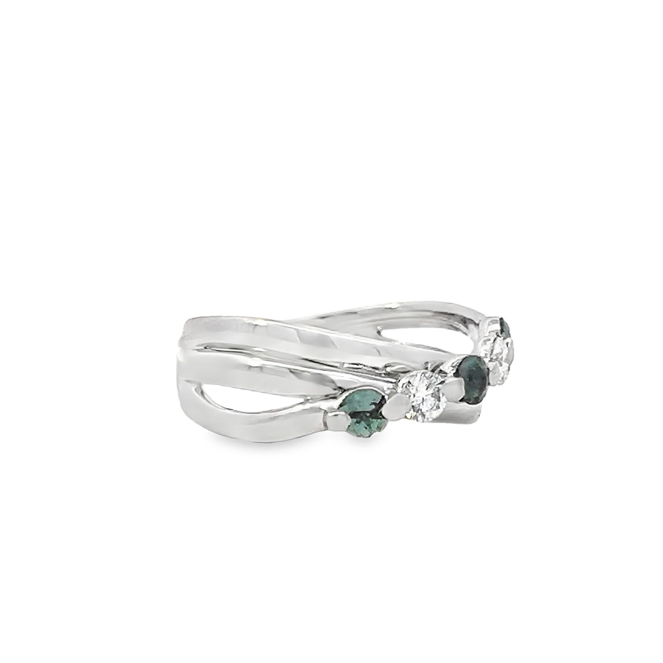 Women's Elegant Sterling Silver Cubic Zirconia Solitaire Engagement Ring For Sale
