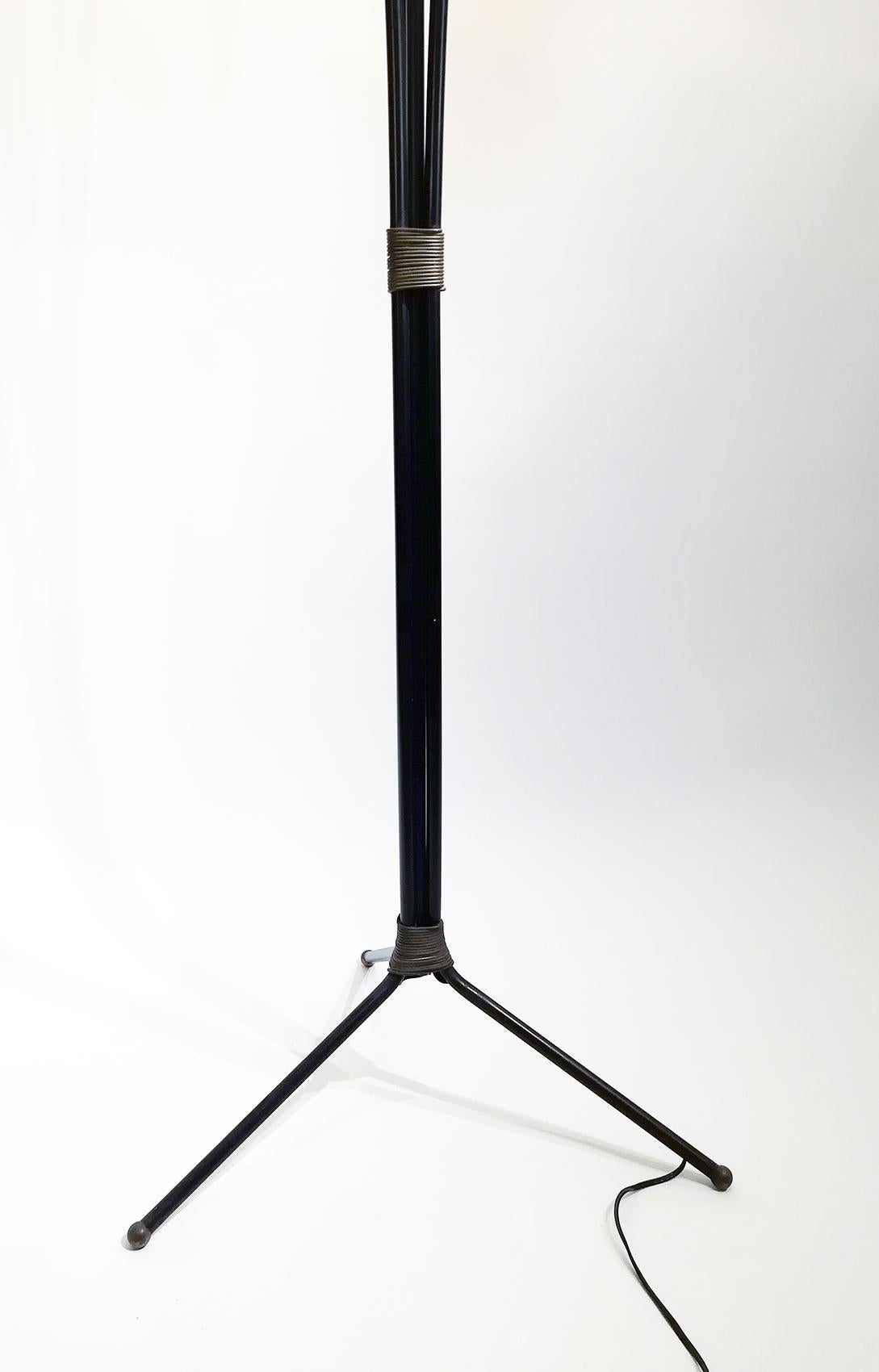 Elegante Stehlampe im Stil von Stilnovo:: um 1950:: Italien (Metallarbeit) im Angebot