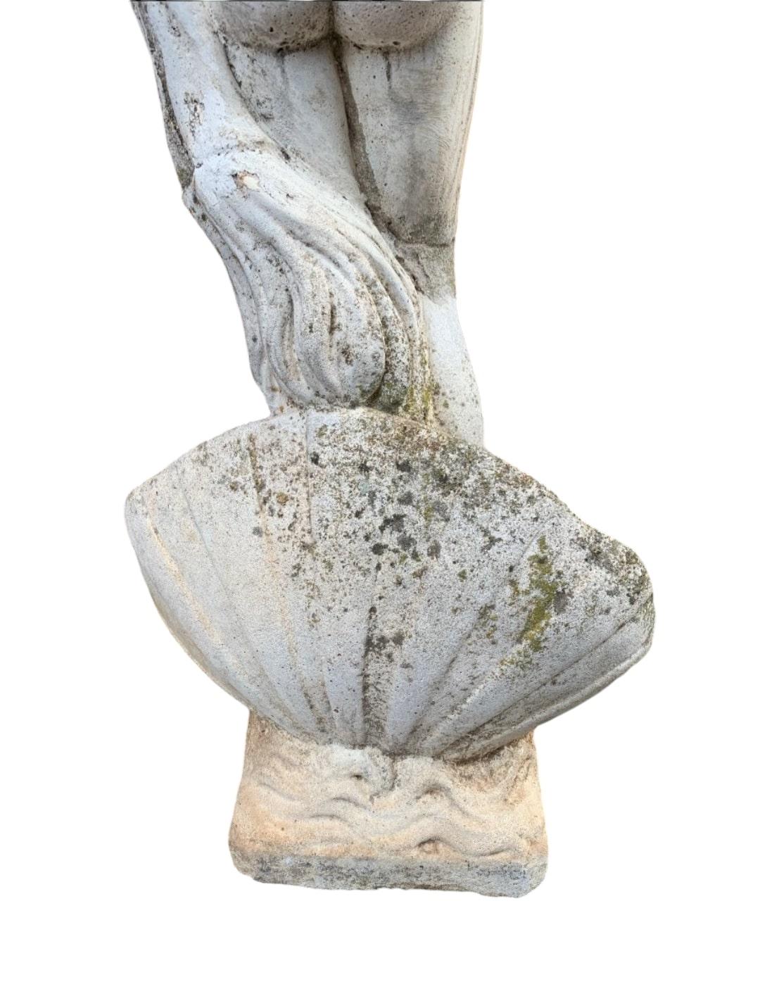 Te presentamos una elegante escultura de piedra que simboliza a la Venus de Botticelli, una representación icónica de la belleza y la gracia. Esta exquisita pieza, que mide 90 cm de altura y 33 cm de anchura y profundidad, capta el encanto