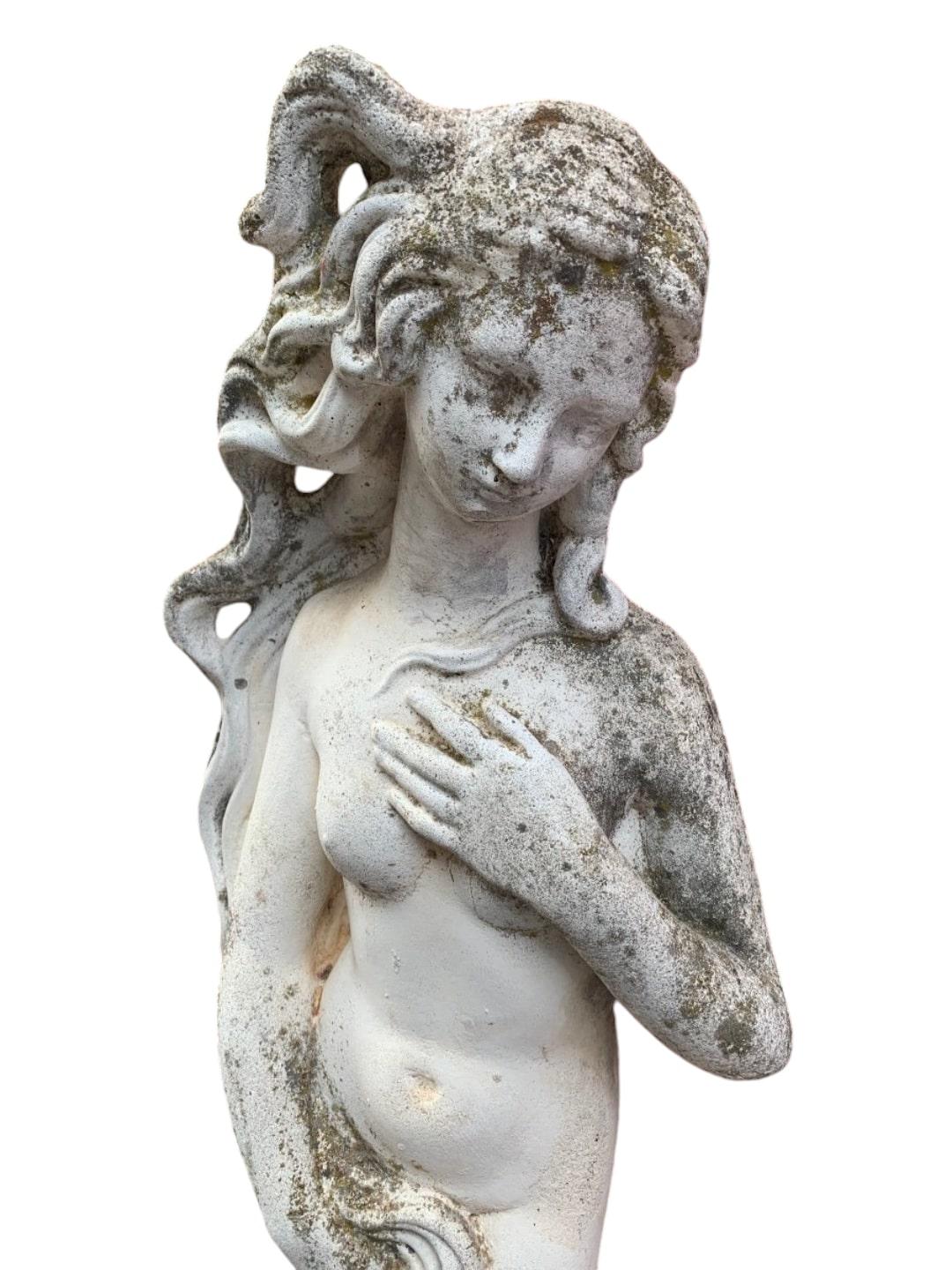 Elegante escultura en piedra de la Venus de Botticelli mediados del siglo XX en venta