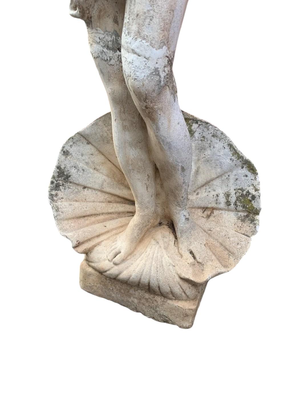 Elegante escultura en piedra de la Venus de Botticelli en venta 1