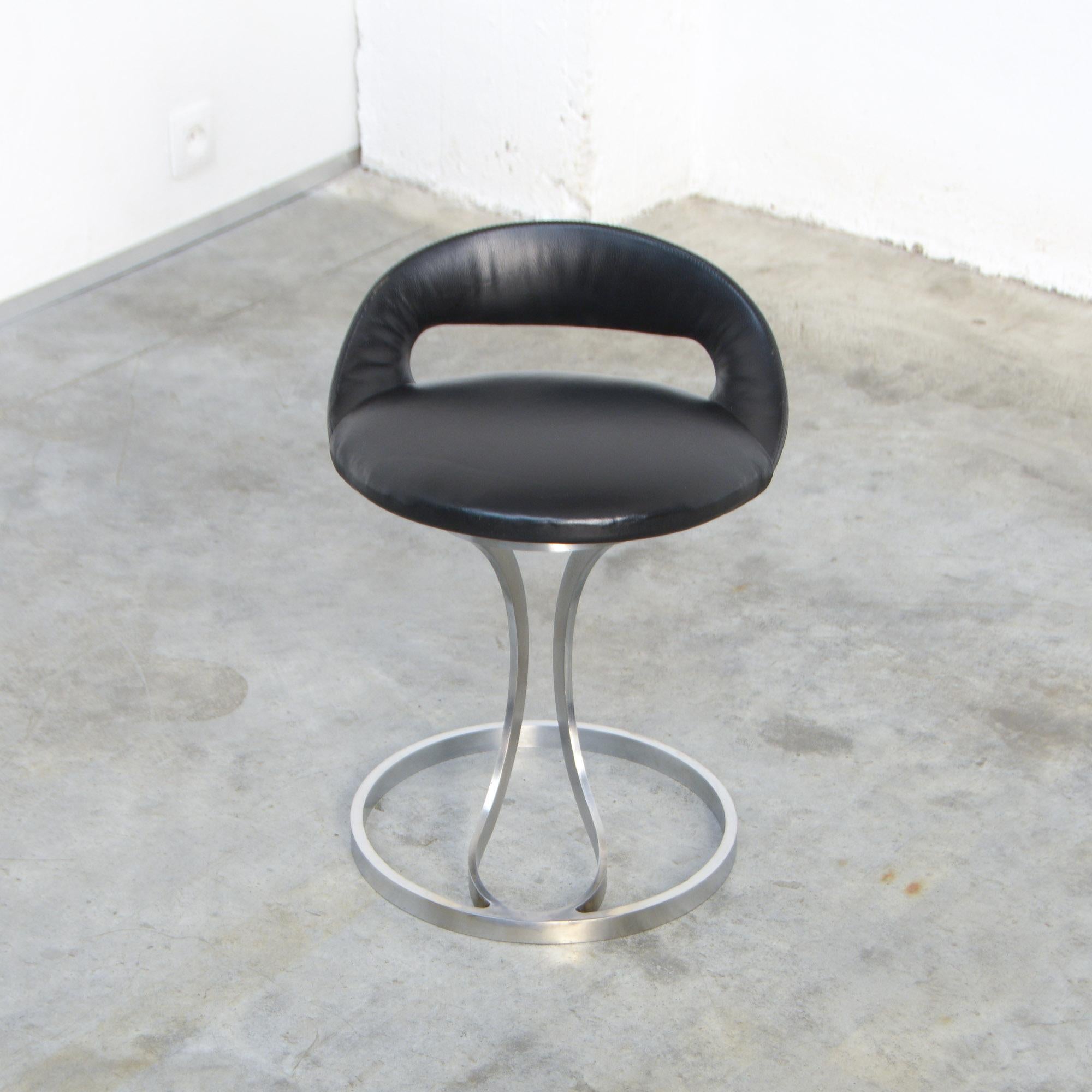 This stool with its elegant metal base is often attributed to Boris Tabacoff.
It can be dated in the 1960s.
The seat with low back is upholstered in black leatherette.
This stool is in good vintage condition.