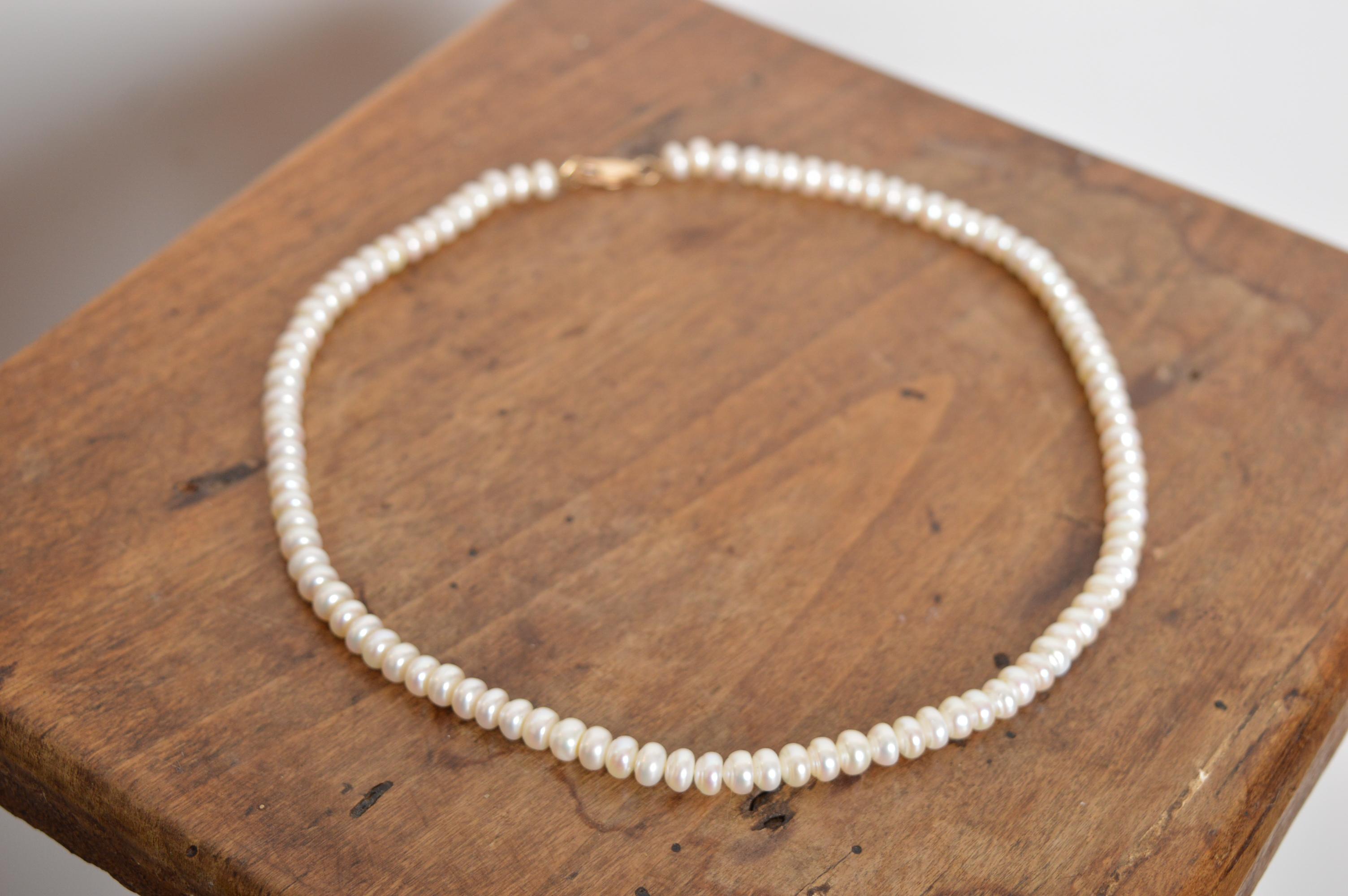 Elegante Perlenkette aus antiken Perlen mit einem Strang aus 9-karätigem Gold zur Befestigung am Halsband im Angebot 7