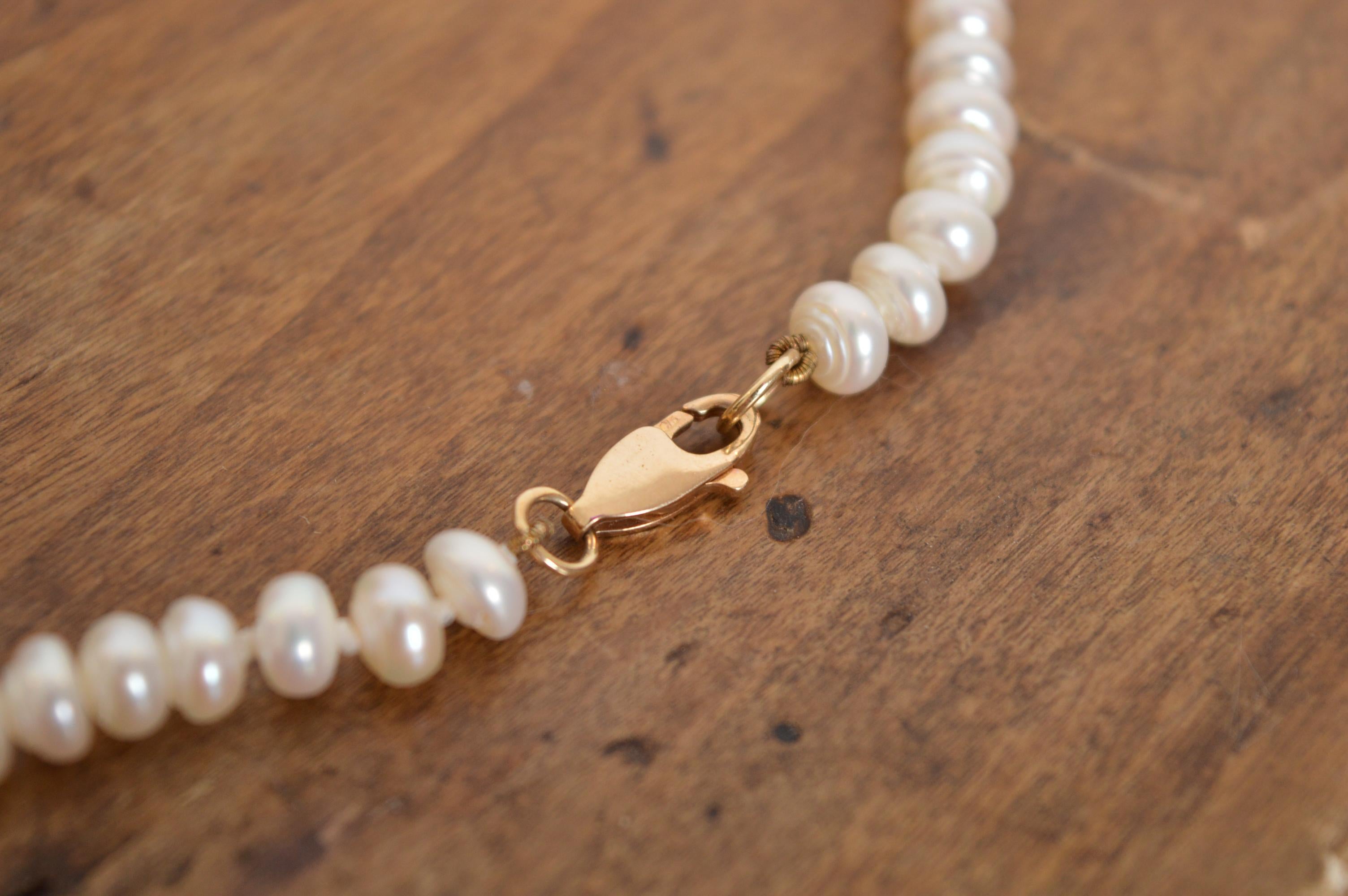 Elegante Perlenkette aus antiken Perlen mit einem Strang aus 9-karätigem Gold zur Befestigung am Halsband im Angebot 8