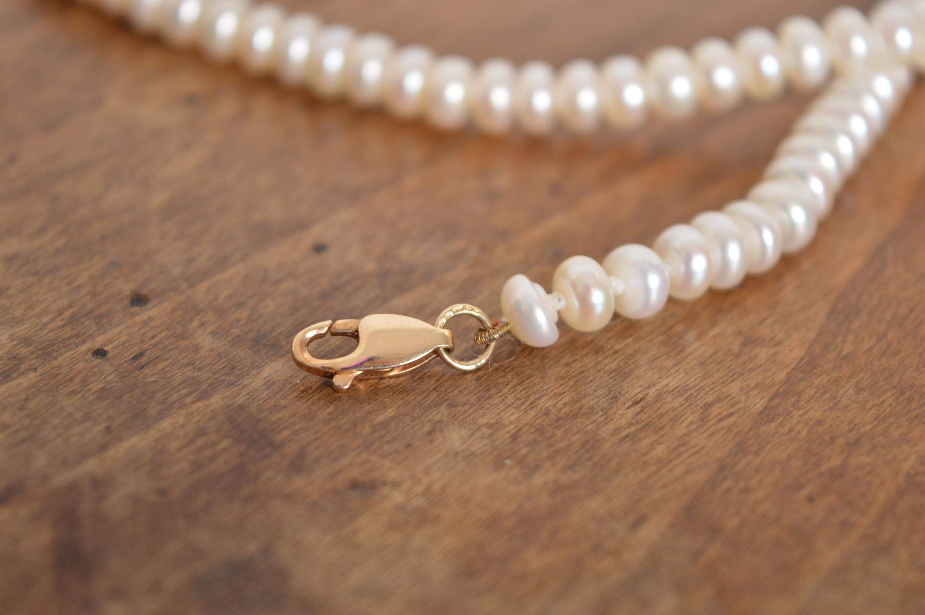 Elegante Perlenkette aus antiken Perlen mit einem Strang aus 9-karätigem Gold zur Befestigung am Halsband im Angebot 9