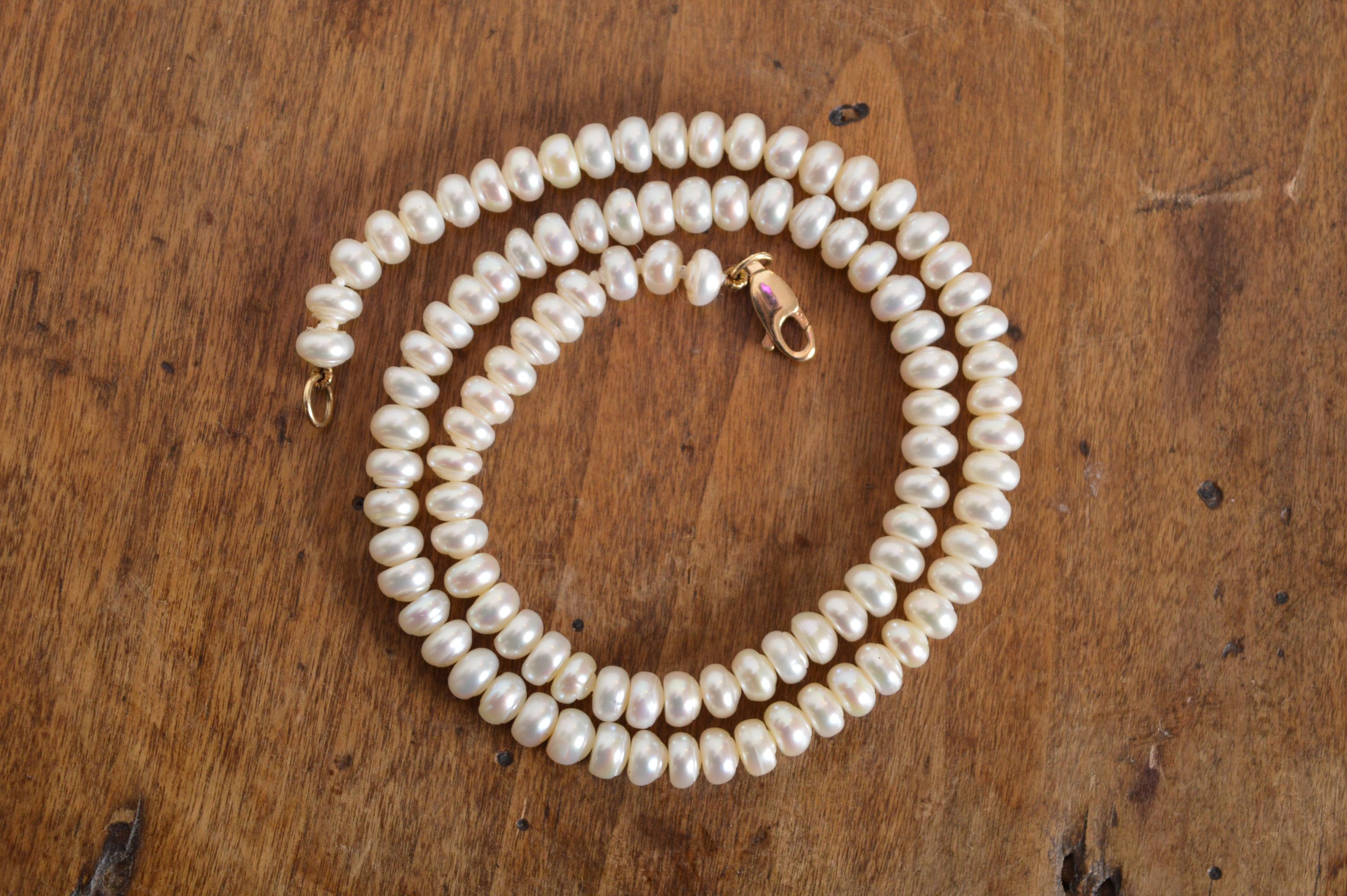 Elegante Perlenkette aus antiken Perlen mit einem Strang aus 9-karätigem Gold zur Befestigung am Halsband im Angebot 10