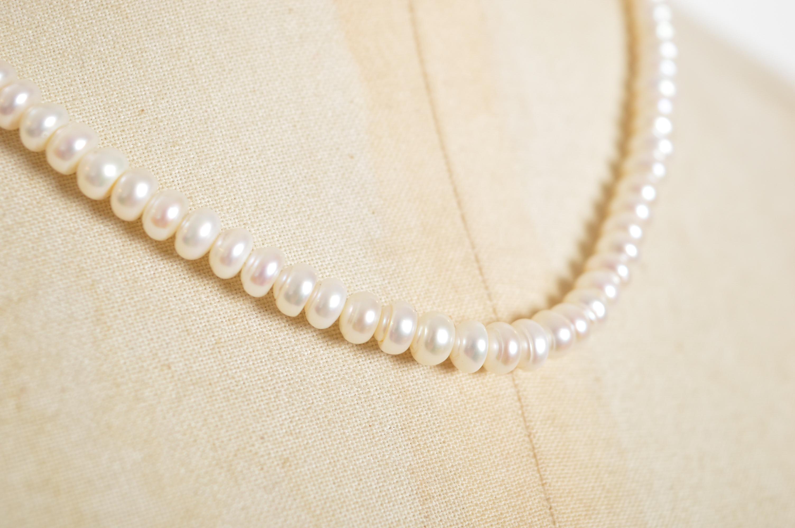 Elegante Perlenkette aus antiken Perlen mit einem Strang aus 9-karätigem Gold zur Befestigung am Halsband im Angebot 11