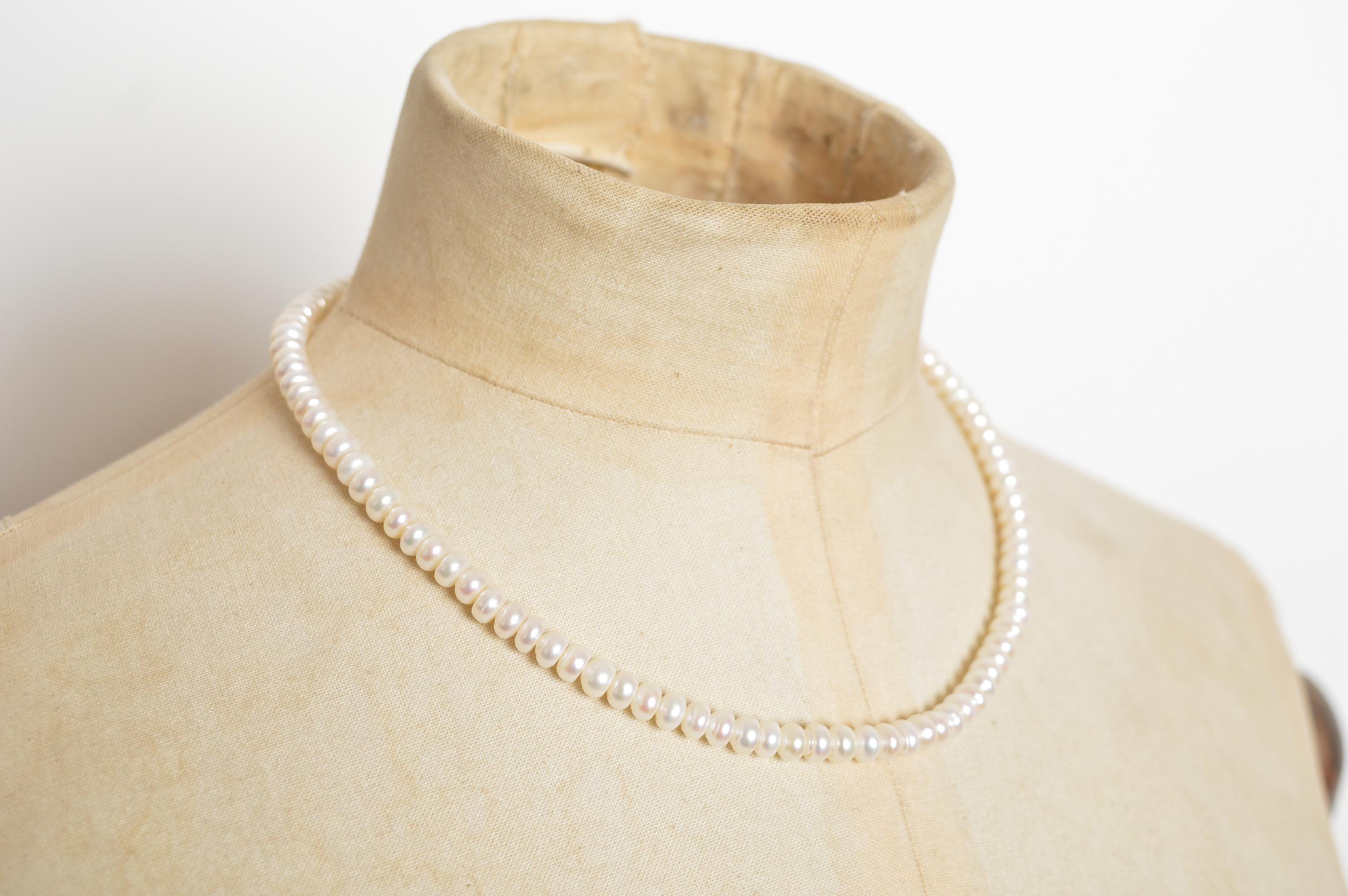 Elegante Perlenkette aus antiken Perlen Halskette 
Ein zeitlos eleganter, schlichter Perlenstrang aus antiken Perlen mit 9-karätiger Goldschließe. 
Die Maße sind in Zoll ('') angegeben.
Länge; 16.5''
Perlengröße ca. 6mm x 4mm
Zustand;