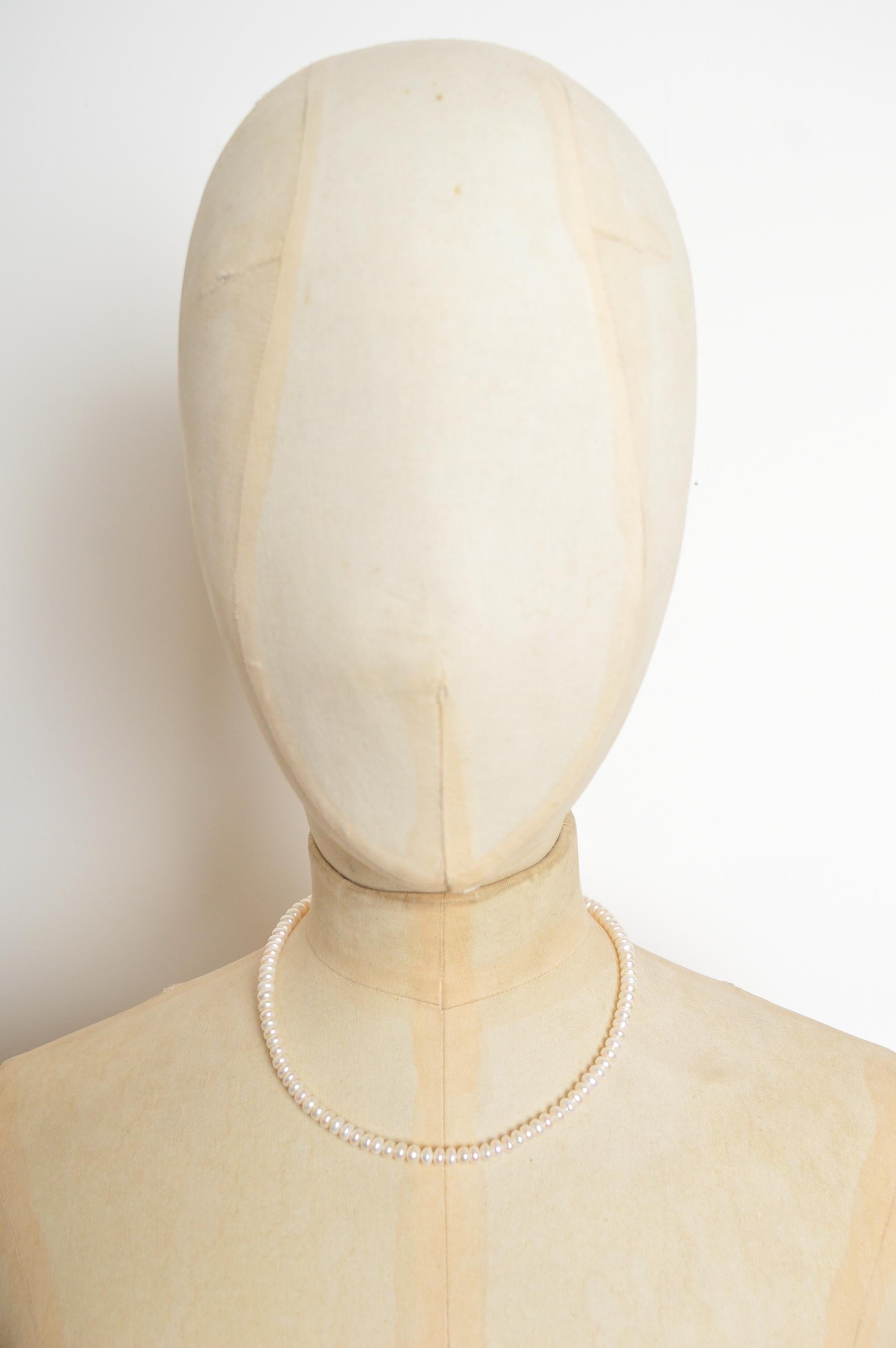 Elegante Perlenkette aus antiken Perlen mit einem Strang aus 9-karätigem Gold zur Befestigung am Halsband im Zustand „Hervorragend“ im Angebot in Sheffield, GB