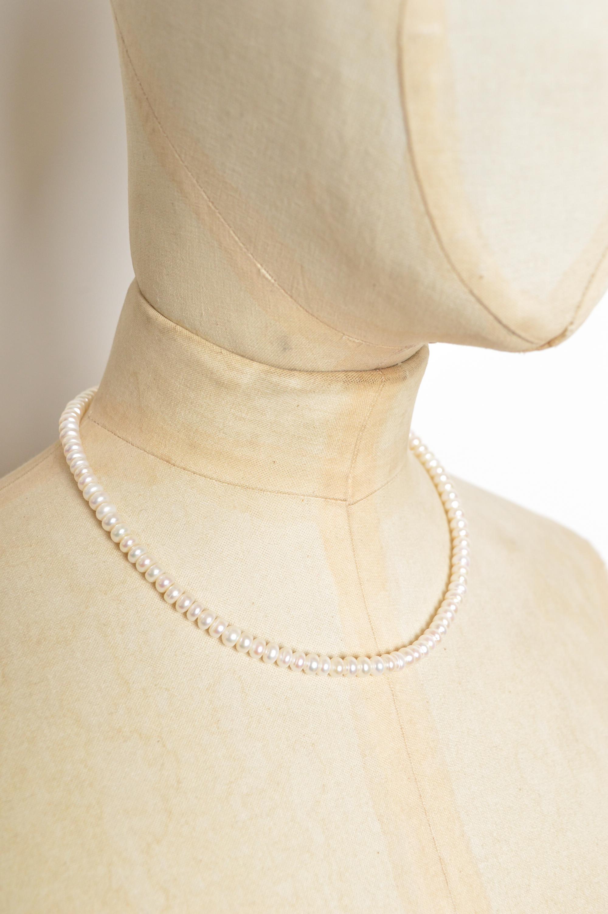 Elegante Perlenkette aus antiken Perlen mit einem Strang aus 9-karätigem Gold zur Befestigung am Halsband für Damen oder Herren im Angebot