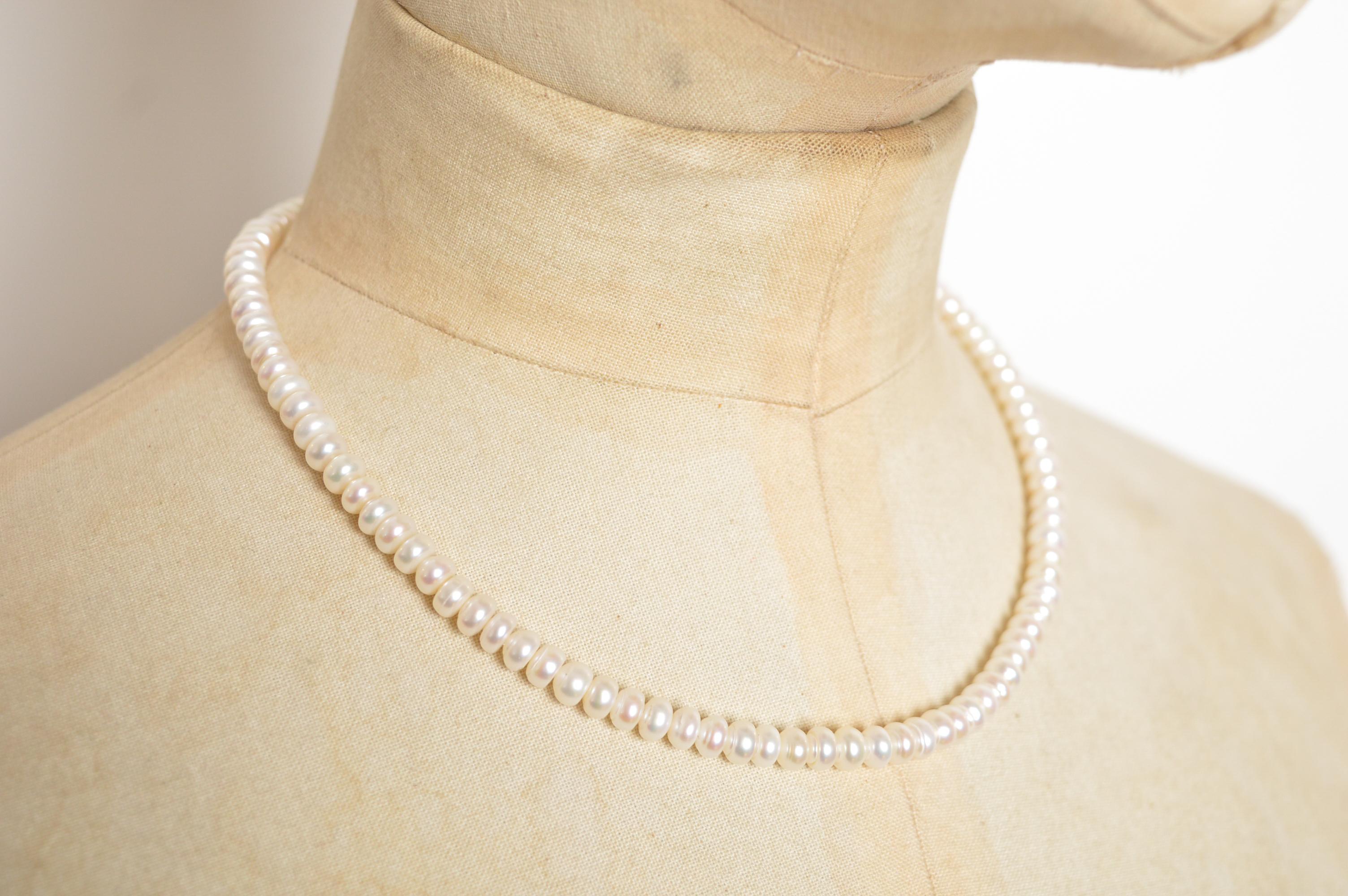 Elegante Perlenkette aus antiken Perlen mit einem Strang aus 9-karätigem Gold zur Befestigung am Halsband im Angebot 1