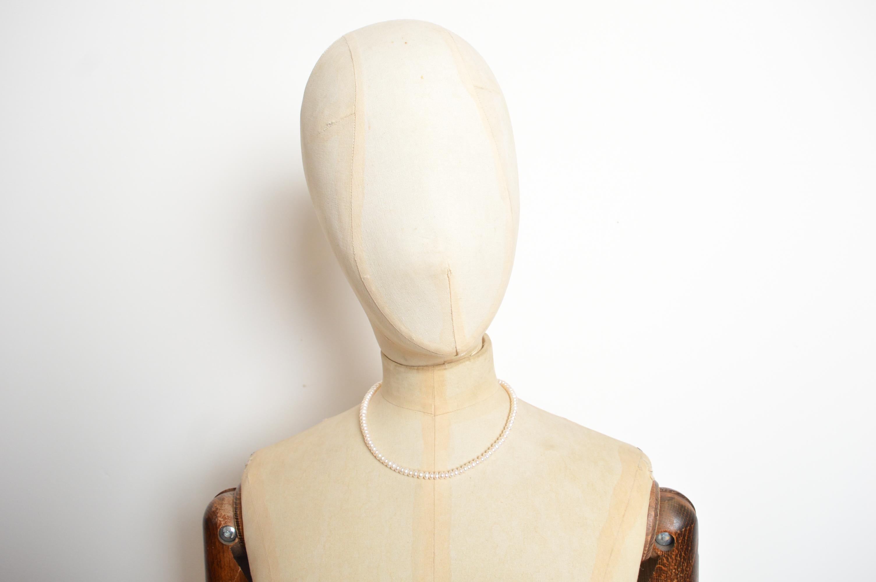 Elegante Perlenkette aus antiken Perlen mit einem Strang aus 9-karätigem Gold zur Befestigung am Halsband im Angebot 2