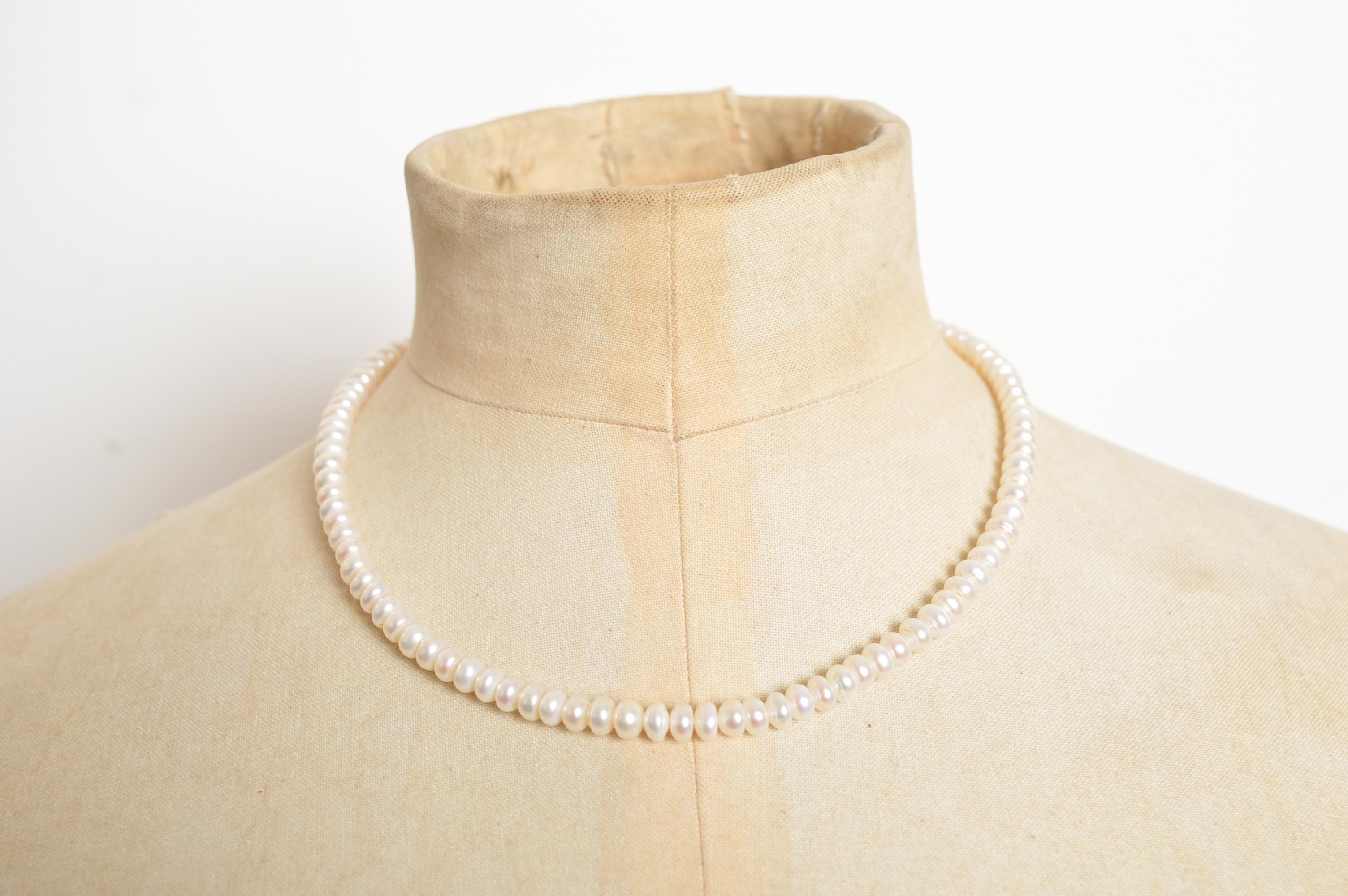 Elegante Perlenkette aus antiken Perlen mit einem Strang aus 9-karätigem Gold zur Befestigung am Halsband im Angebot 3