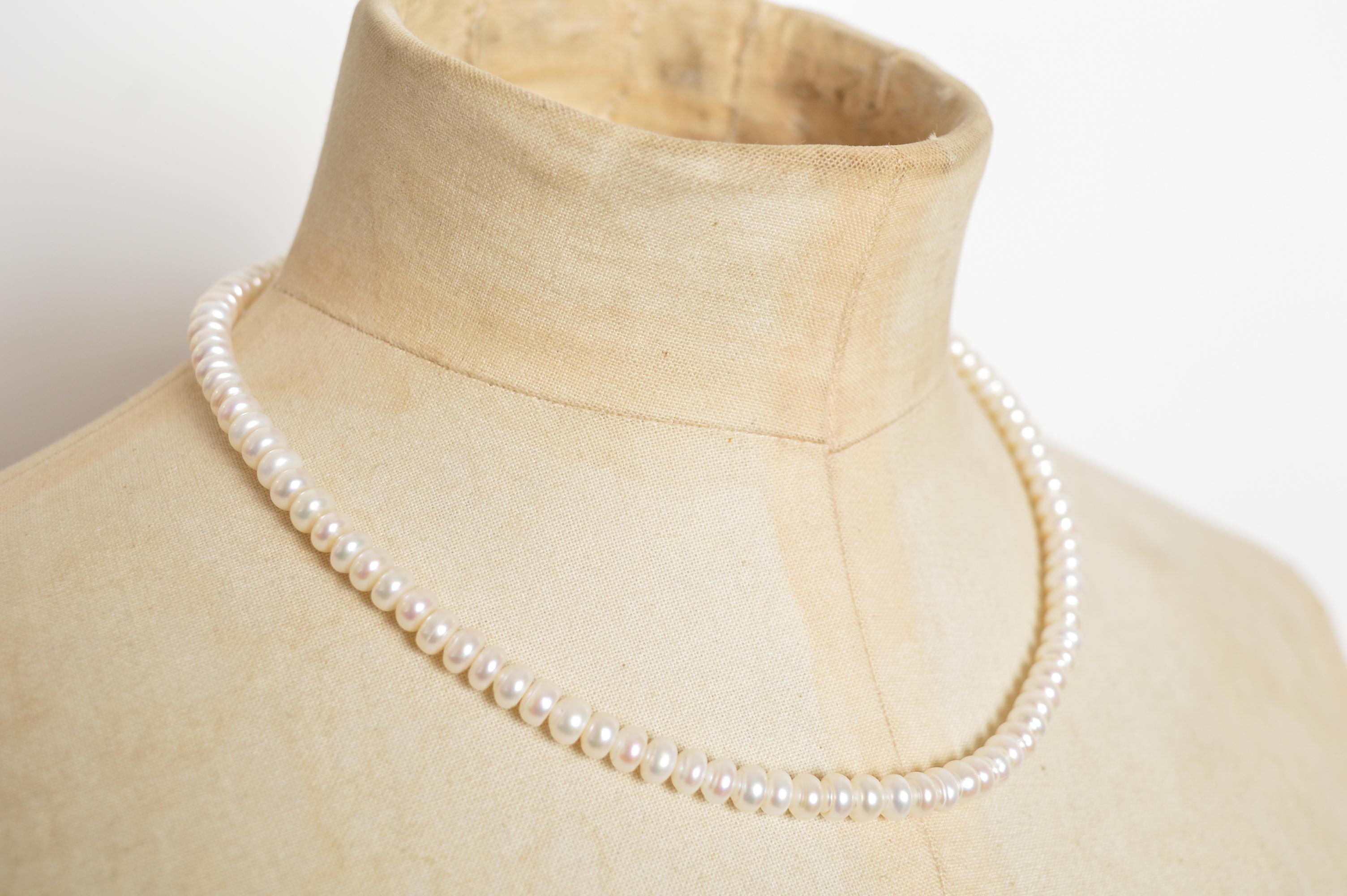 Elegante Perlenkette aus antiken Perlen mit einem Strang aus 9-karätigem Gold zur Befestigung am Halsband im Angebot 4