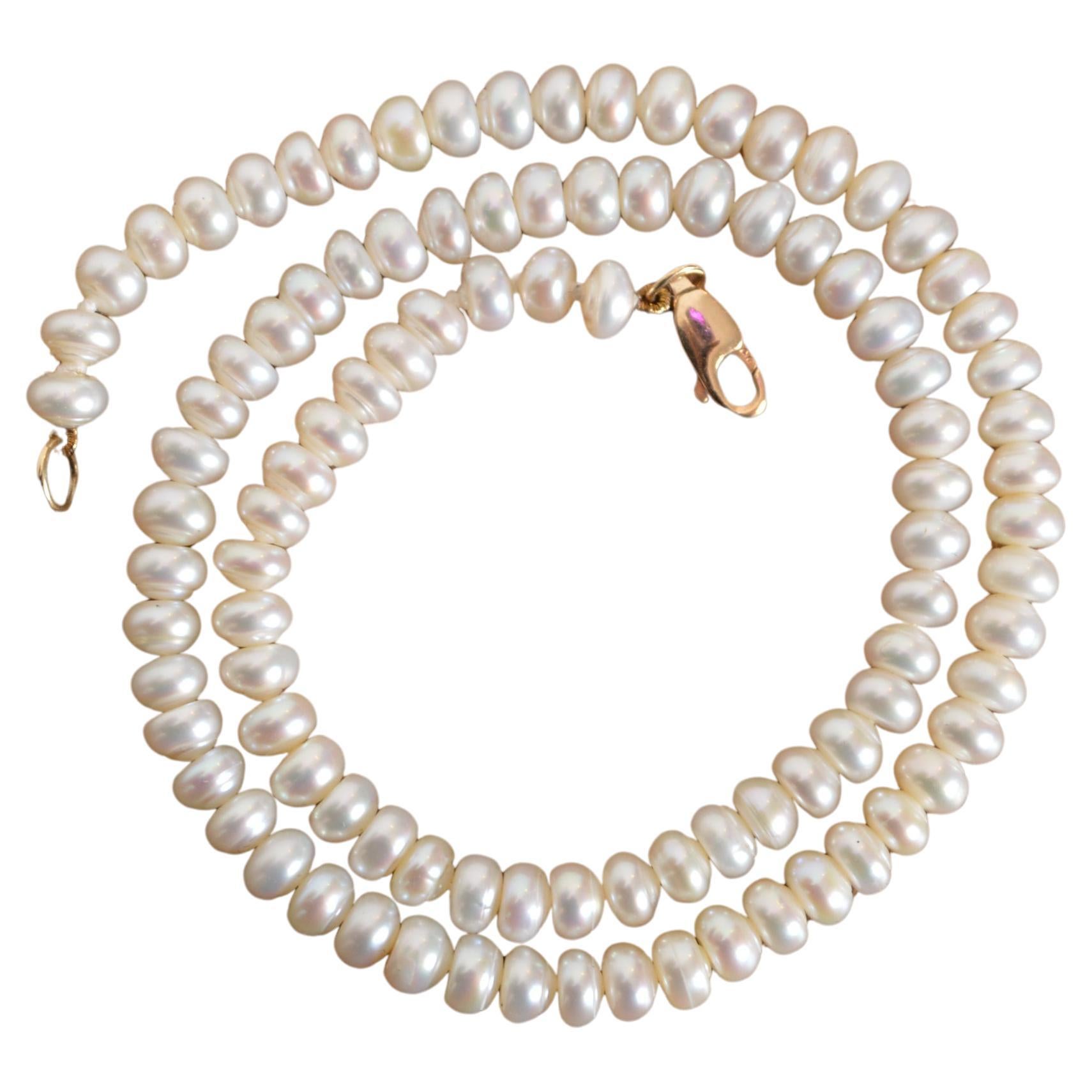 Elegante Perlenkette aus antiken Perlen mit einem Strang aus 9-karätigem Gold zur Befestigung am Halsband im Angebot