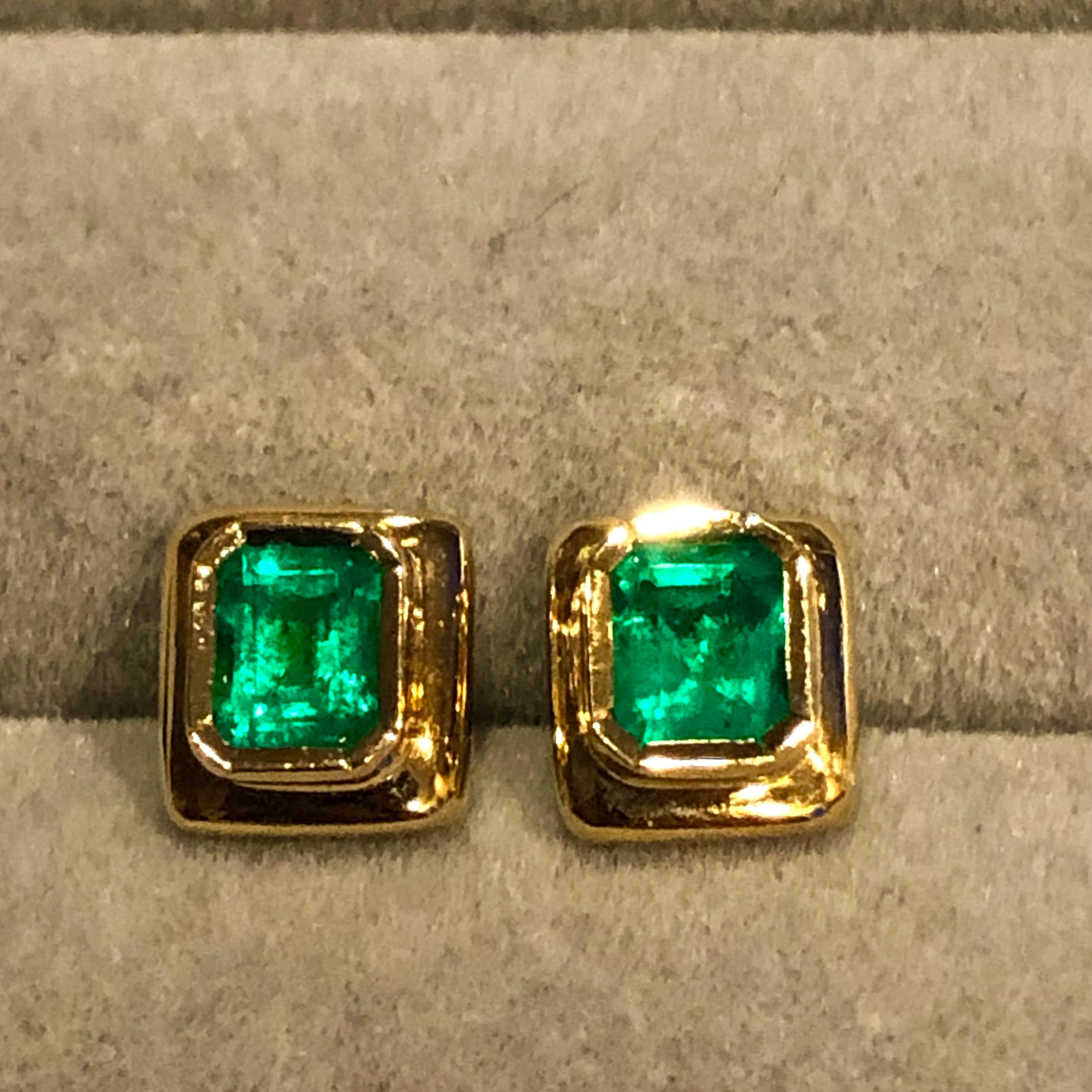 Elegant Stud Earrings Emerald Cut Colombian Emerald 18 Karat 6