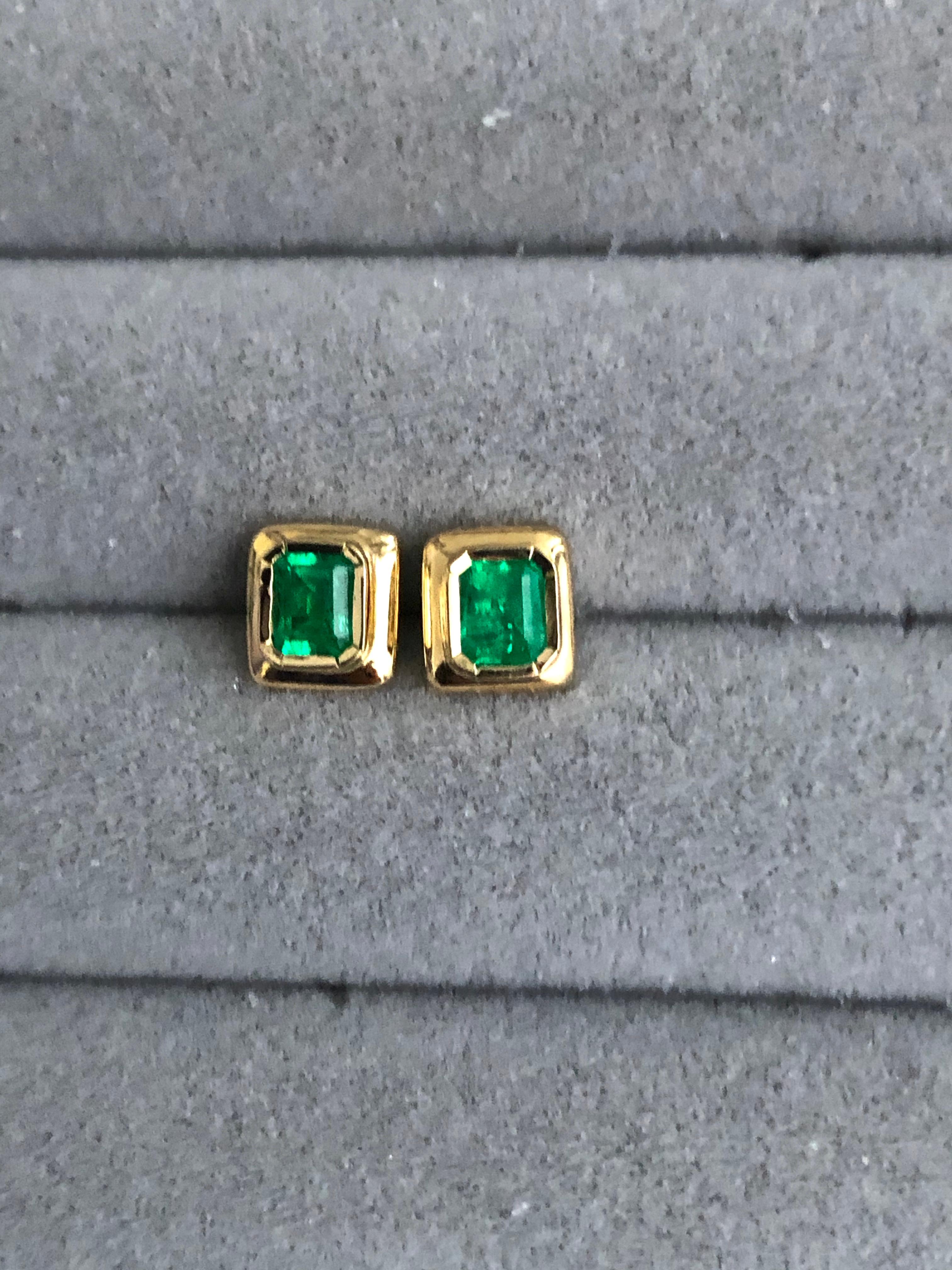 Elegant Stud Earrings Emerald Cut Colombian Emerald 18 Karat 3