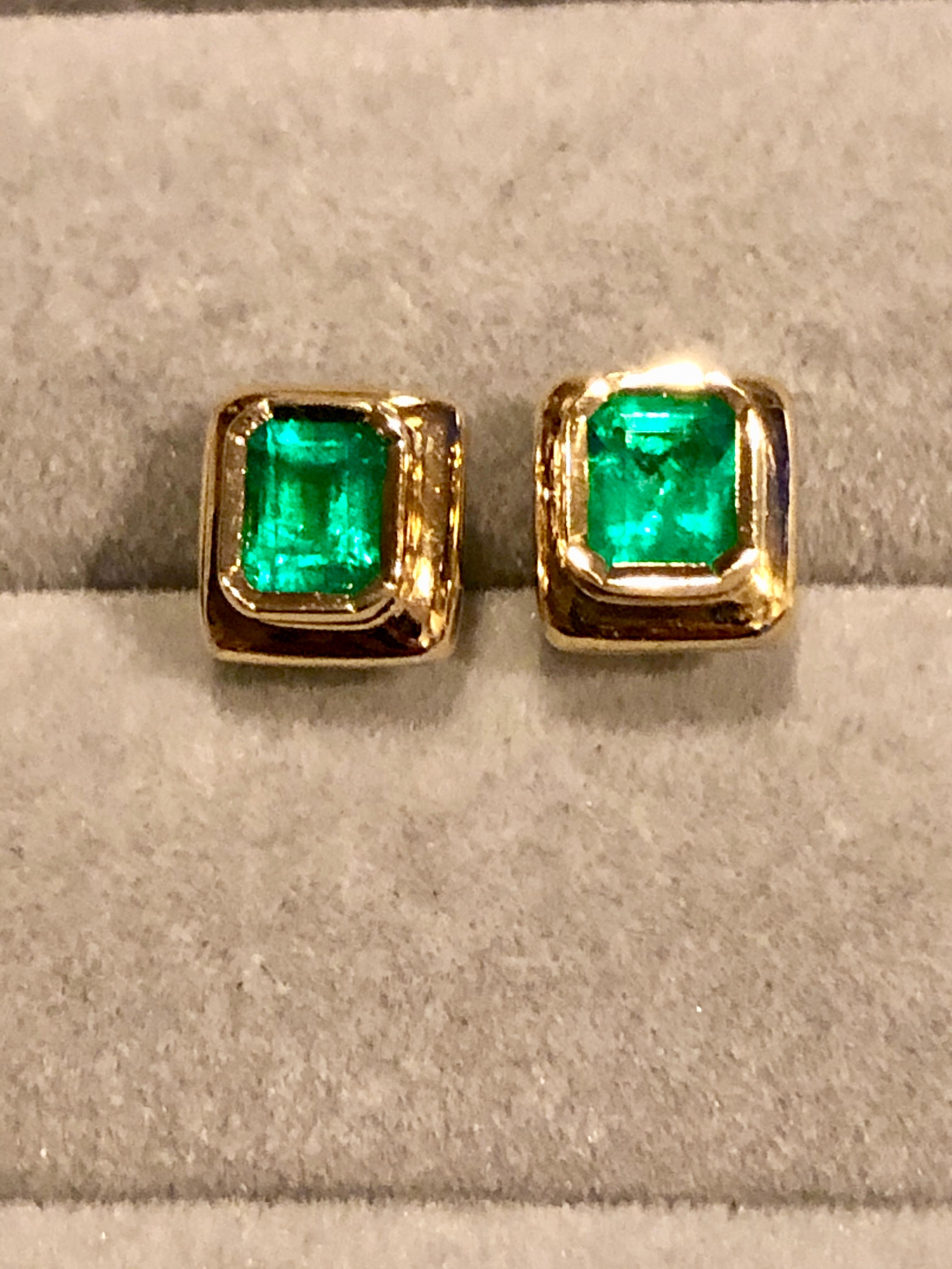 Elegant Stud Earrings Emerald Cut Colombian Emerald 18 Karat 4