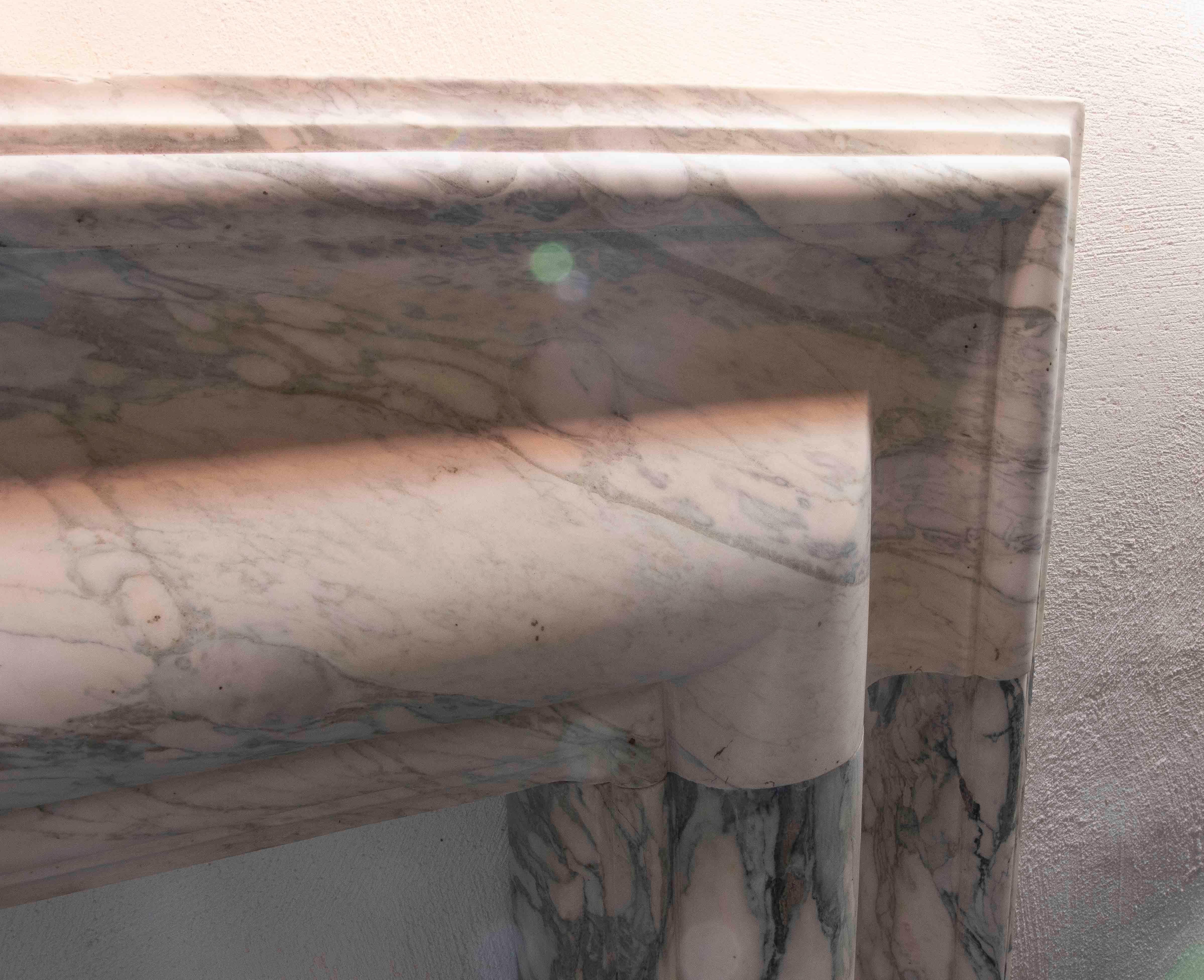 Elegant Style Fireplace Made of Calacatta Marble with Grey Veins In Good Condition For Sale In Marbella, ES