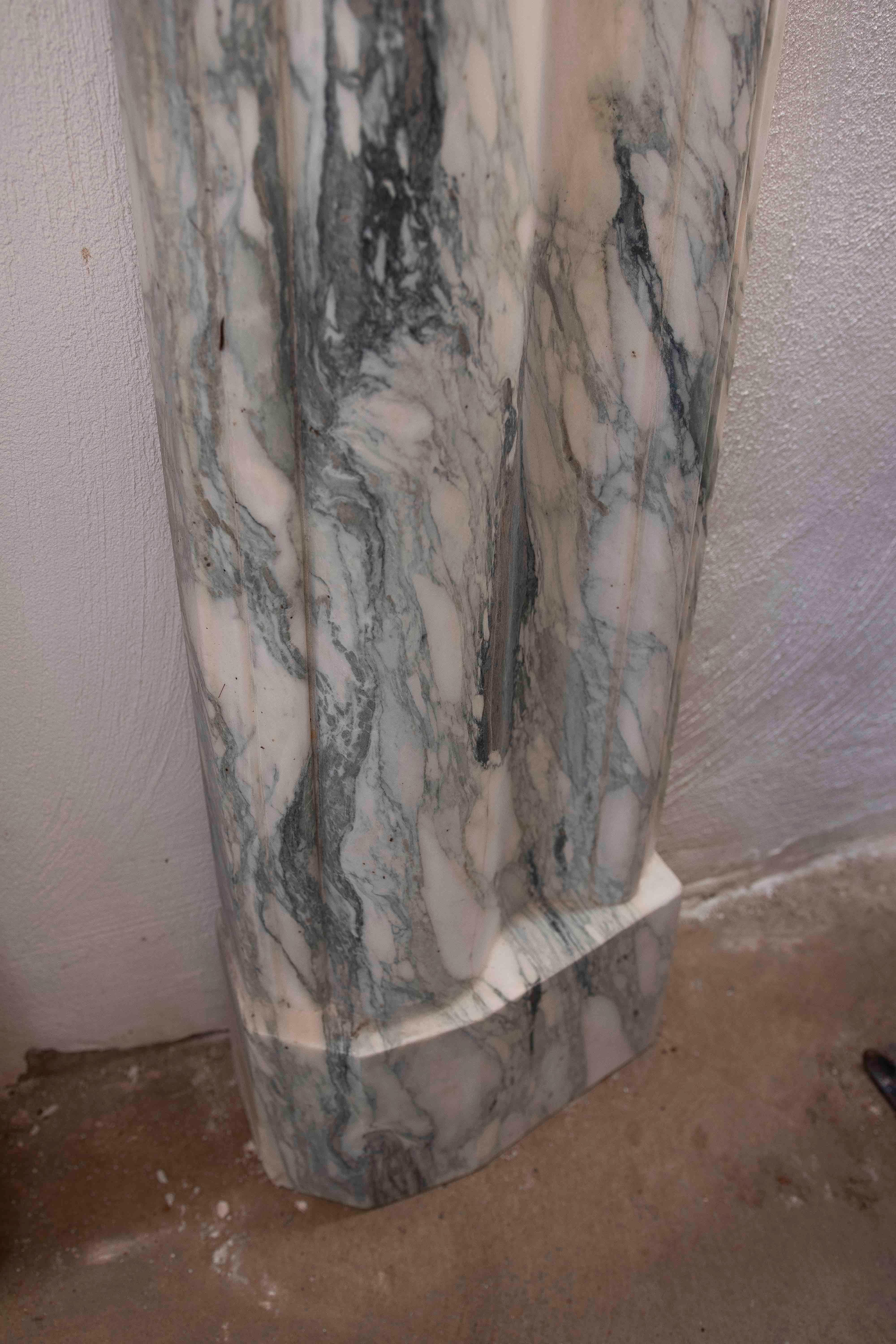 20th Century Elegant Style Fireplace Made of Calacatta Marble with Grey Veins For Sale