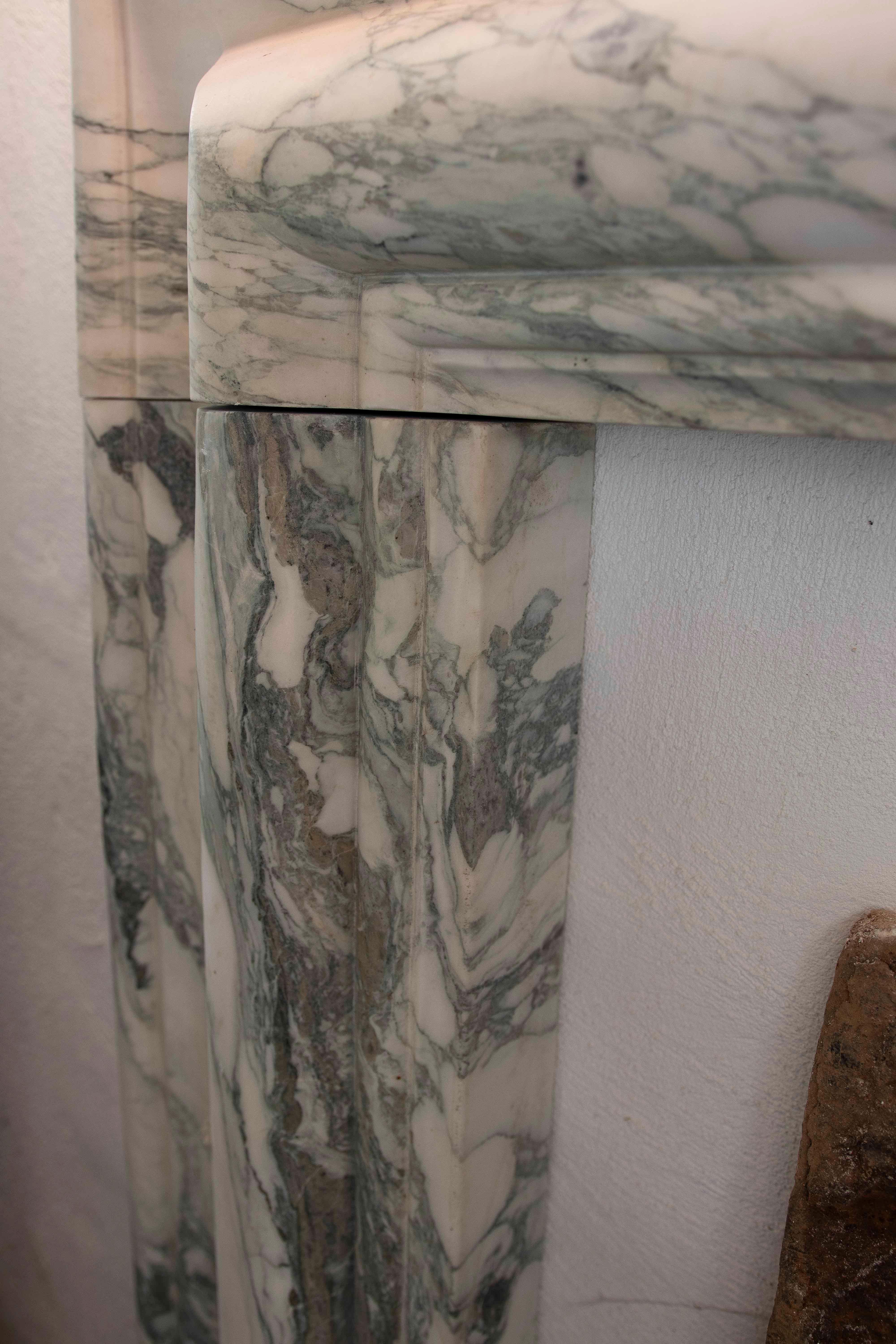 Elegant Style Fireplace Made of Calacatta Marble with Grey Veins For Sale 3