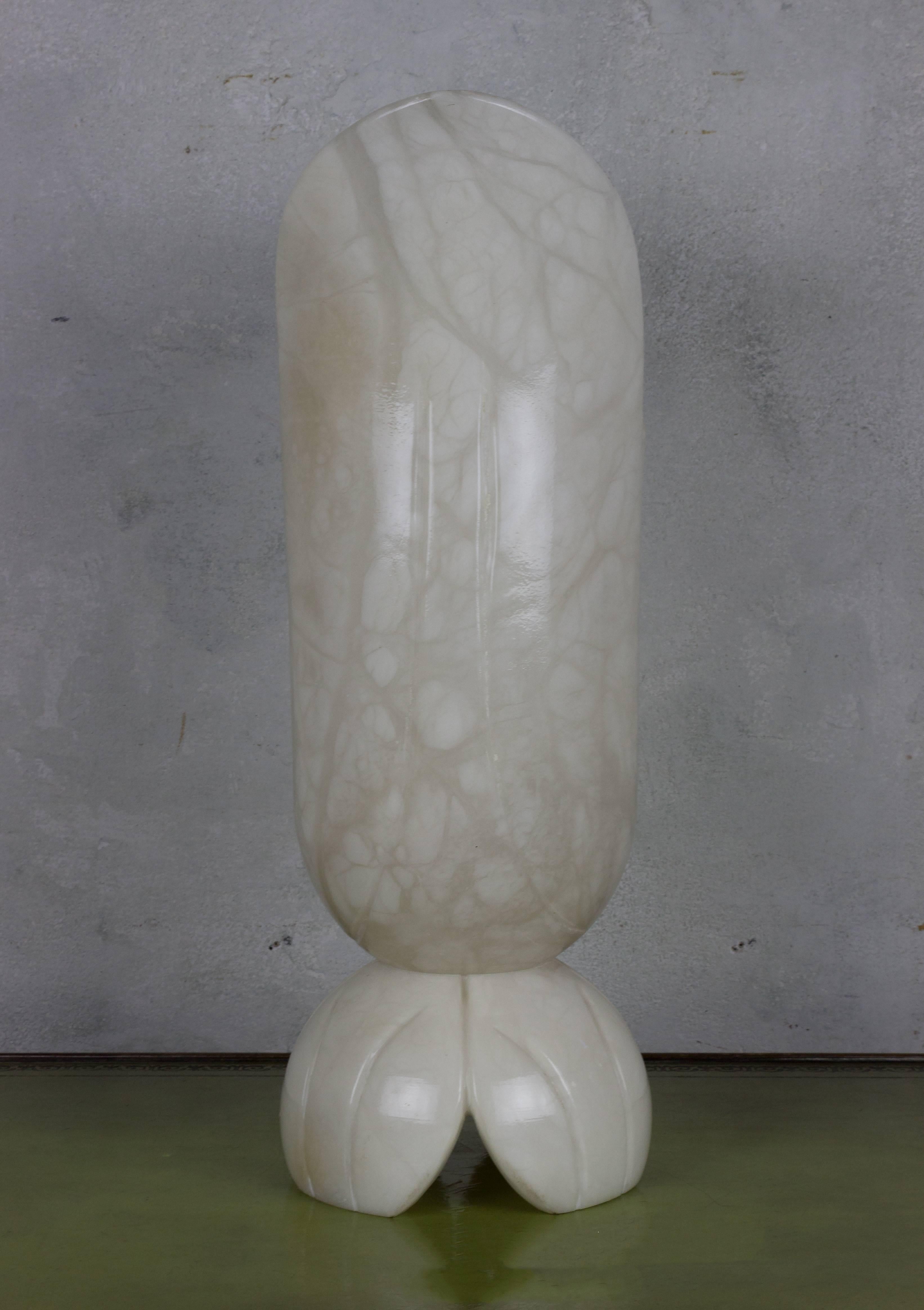 Elegant Spanish Stylized Flower Alabaster Lamp In Good Condition In Buchanan, NY