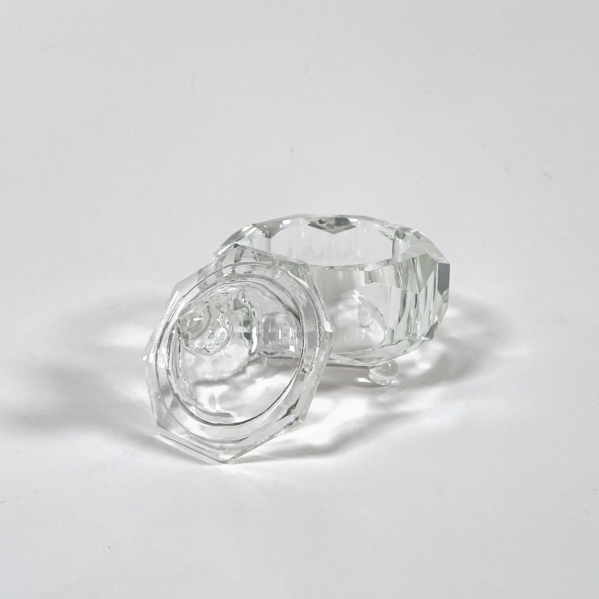Diese wunderschöne kleine Glasbox in Swarovski-Kristall verleiht jeder Sammlung und jedem Wohnambiente einen Hauch von Eleganz und zeitlosem Charme. Mit einem Durchmesser von 8 cm und einer Höhe von 7,5 cm zeigt das facettierte Design die Brillanz