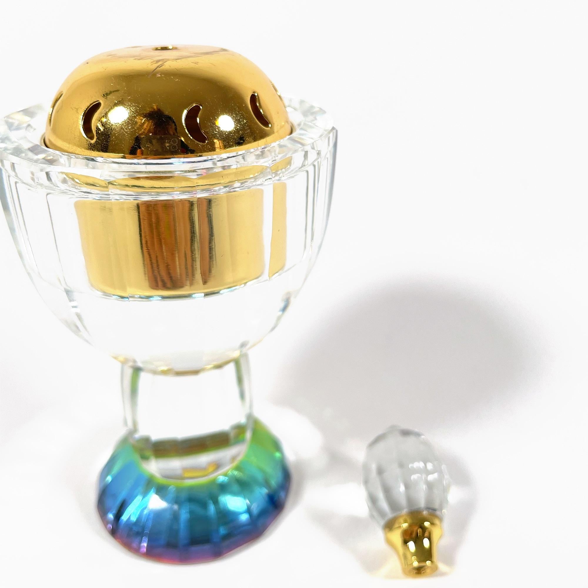 Questo diffusore di profumo in cristallo Swarovski degli anni 2000 è un mix perfetto di eleganza e funzionalità. Con un'altezza di 9,5 cm e un diametro di 6,5 cm, questo pezzo mette in mostra la rinomata precisione delle tecniche di taglio del