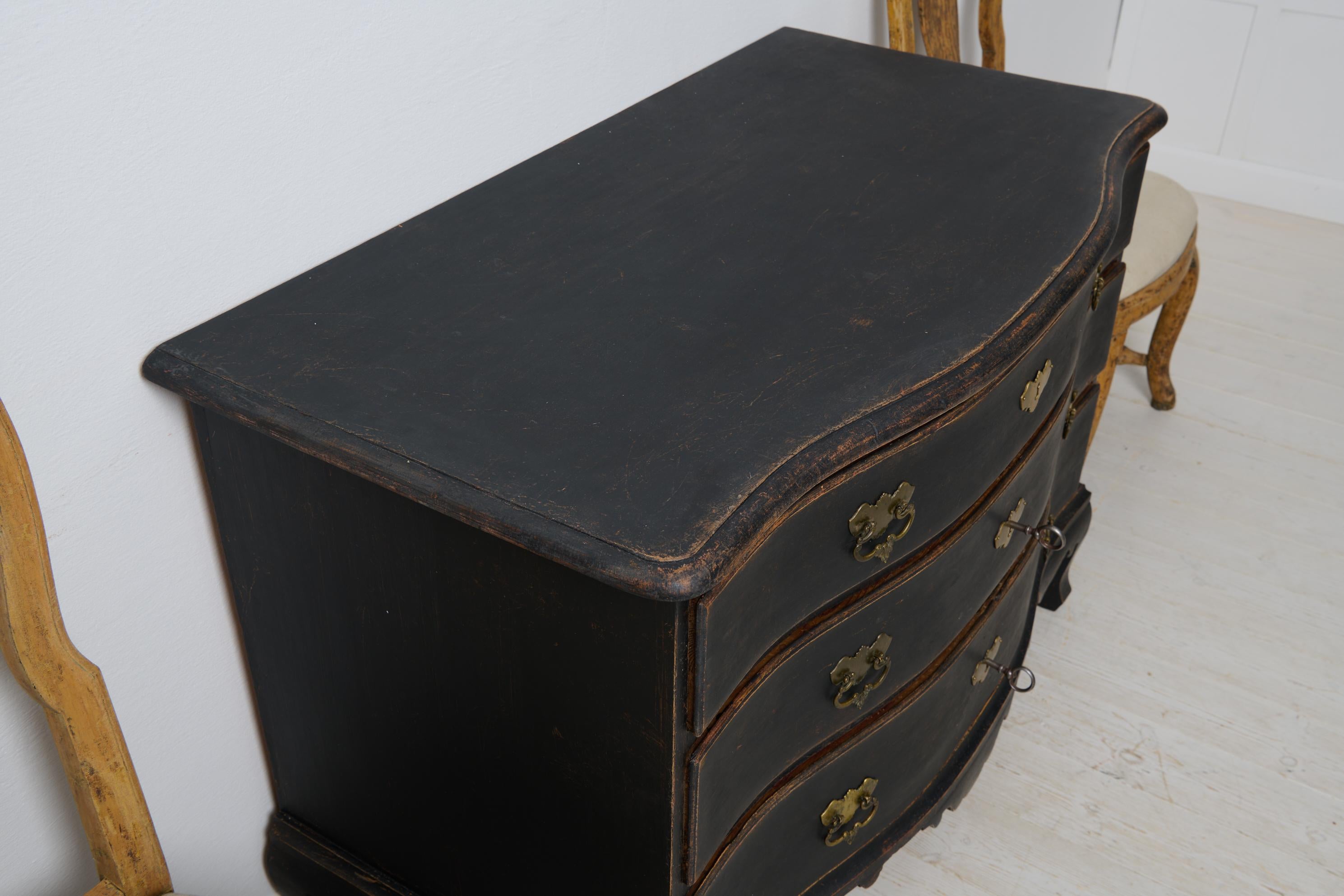Elegante schwedische antike Barockkommode, schwedisch, schwarz lackiert, Distress 1