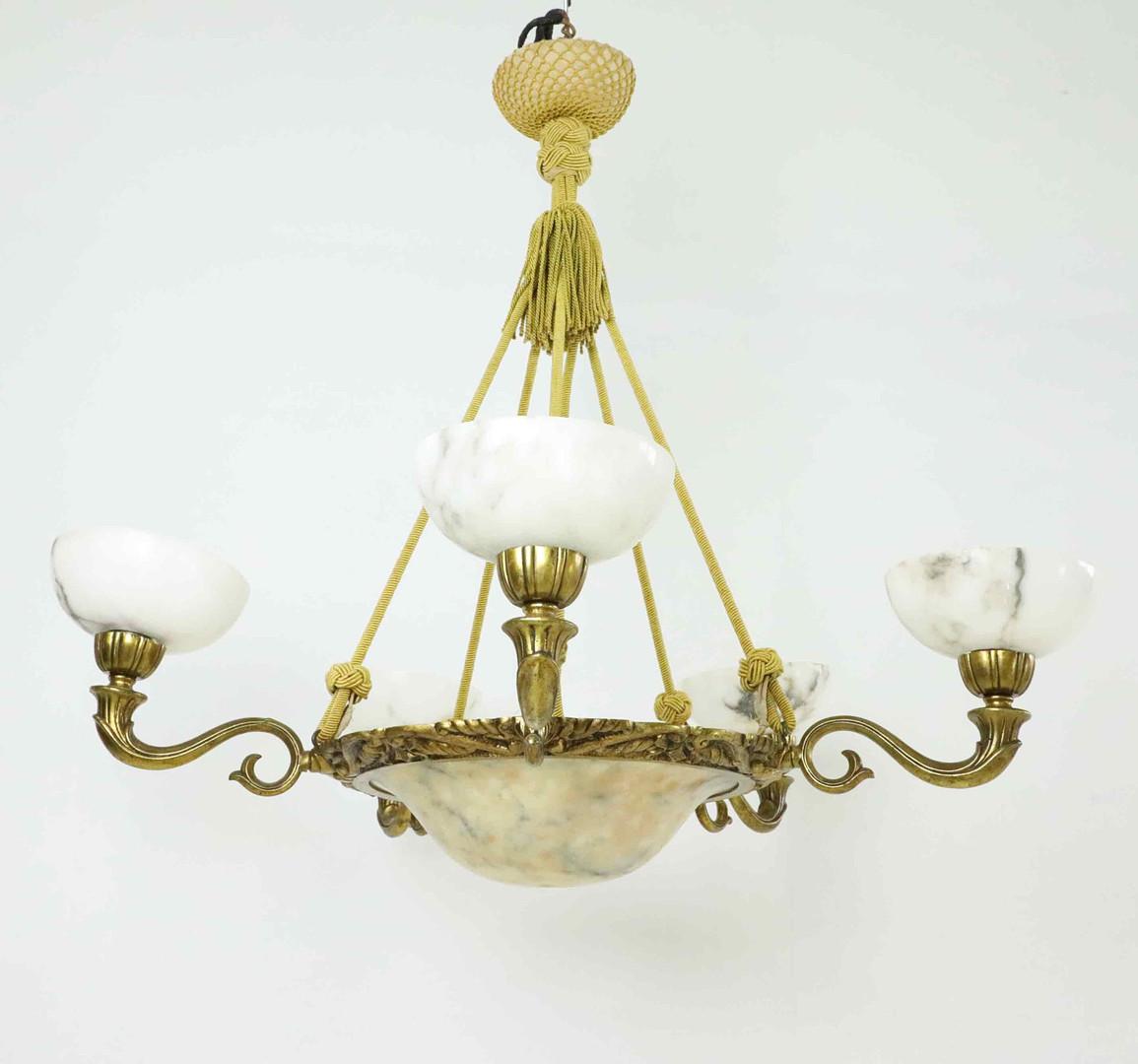 Lustre raffiné à six lumières provenant de Suède, vers les années 1930, avec des abat-jours en albâtre joliment veinés et un bol central en albâtre soutenu par un cadre en laiton orné. Le luminaire est suspendu par des cordes dorées tressées avec