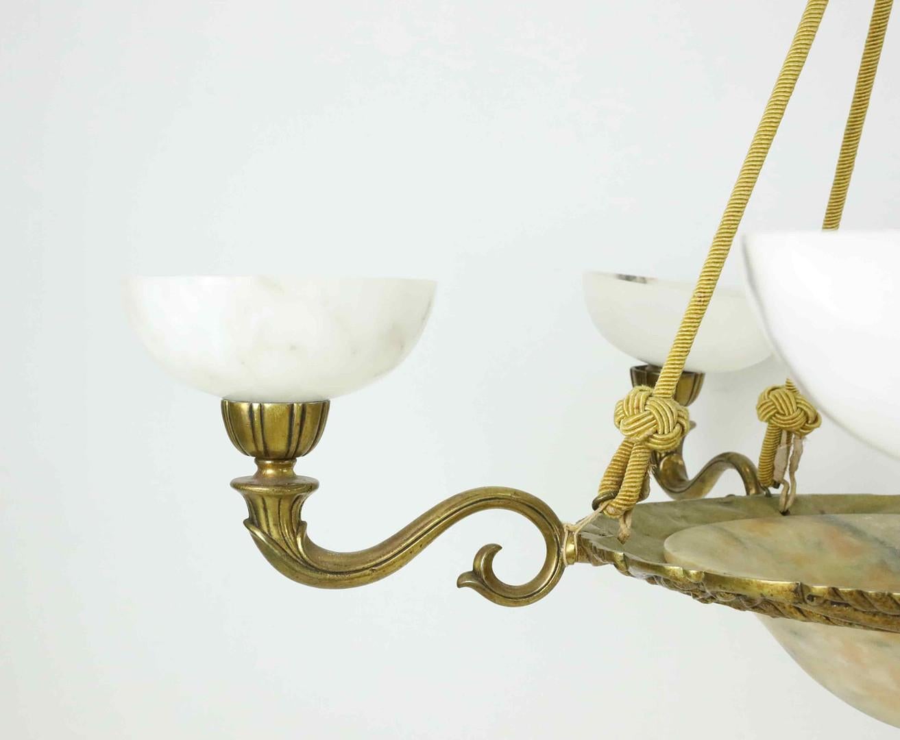 Suédois Elegant lustre suédois Art Déco en albâtre et laiton, années 1930 en vente