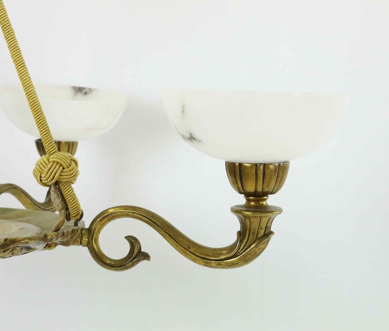 Elegant lustre suédois Art Déco en albâtre et laiton, années 1930 Bon état - En vente à Stockholm, SE