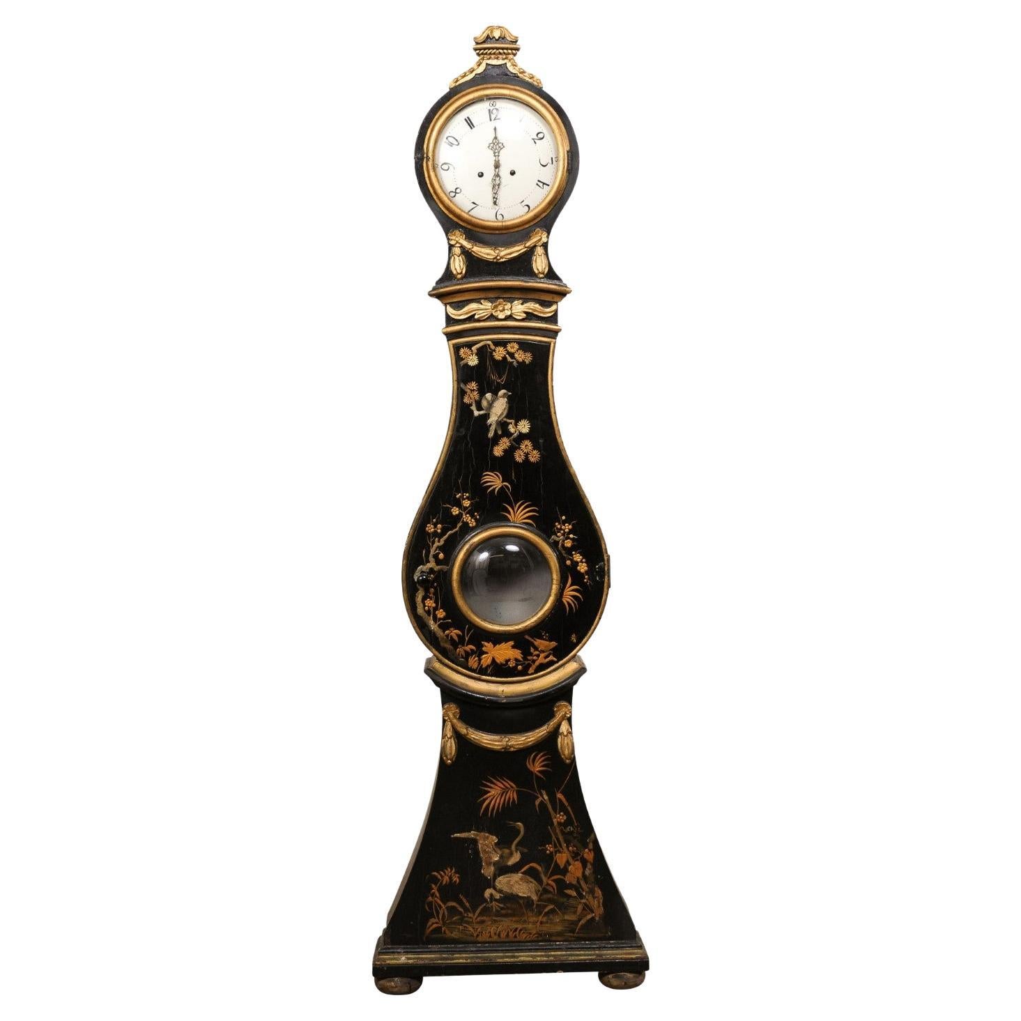Elegante orologio da terra svedese decorato con cineserie ispirate alla natura, inizio XIX secolo in vendita