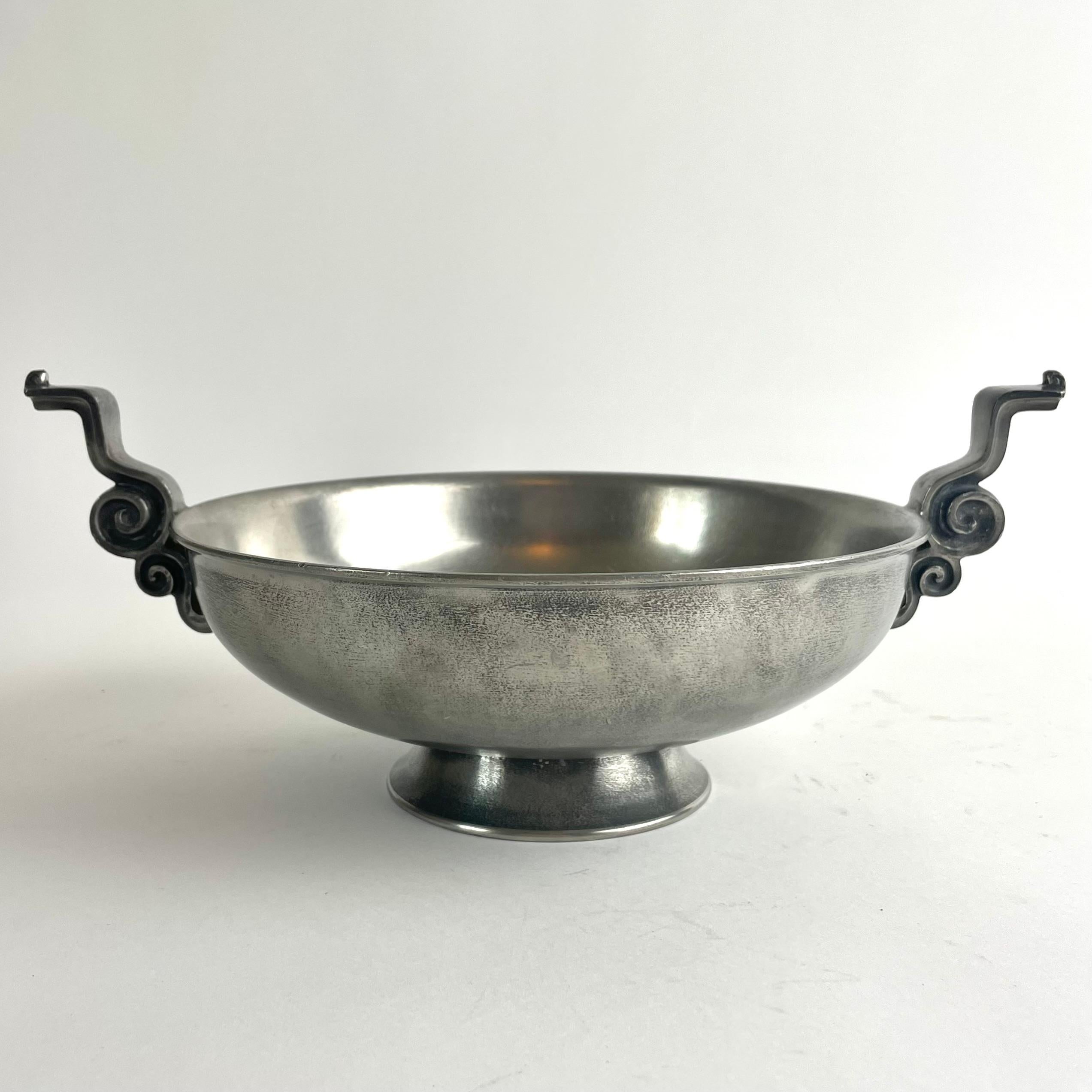 

Elegante Schale aus Zinn von Edvin Ollers, 1937

Diese elegante Schale aus Zinn wurde von dem bekannten schwedischen Designer Edvin Ollers (1888-1959) entworfen und verkörpert die raffinierte Einfachheit und die harmonischen Proportionen der