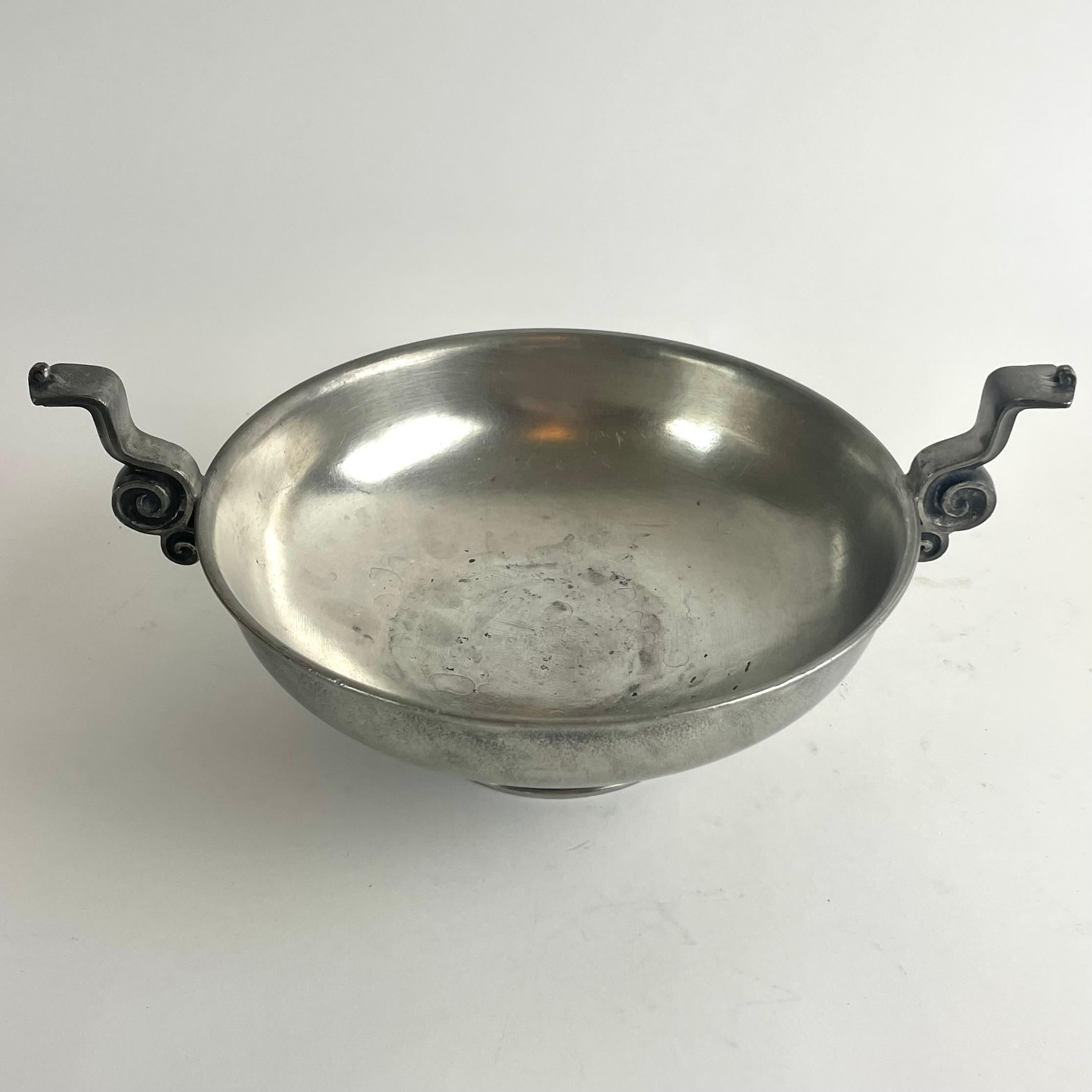 Elegante Schale aus Zinn von Edvin Ollers, 1937 (Art déco) im Angebot