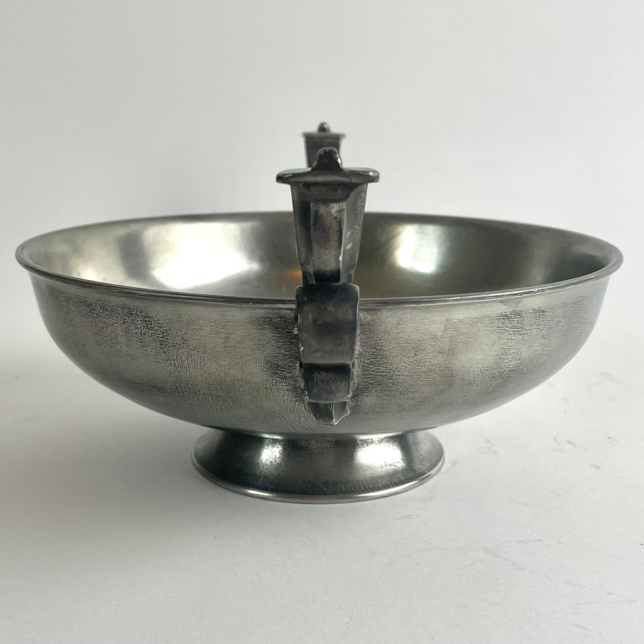 Elegante Schale aus Zinn von Edvin Ollers, 1937 (Schwedisch) im Angebot