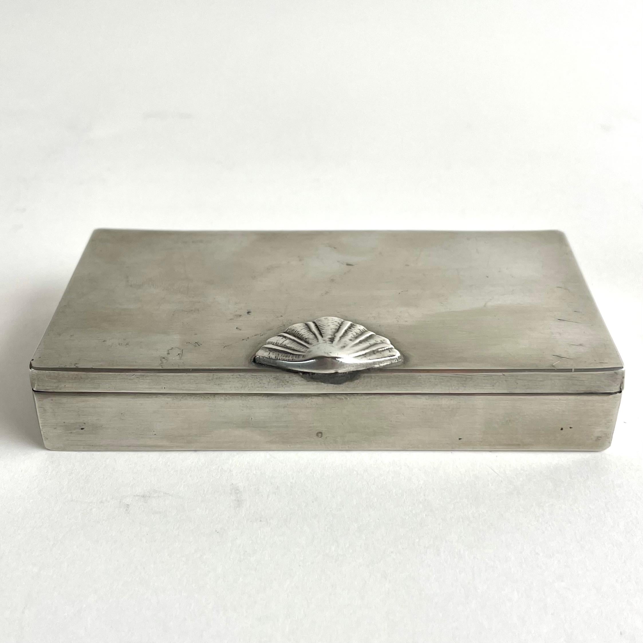 Art Deco Elegant Swedish Grace pewter box with shell motif, GAB 1927 For Sale